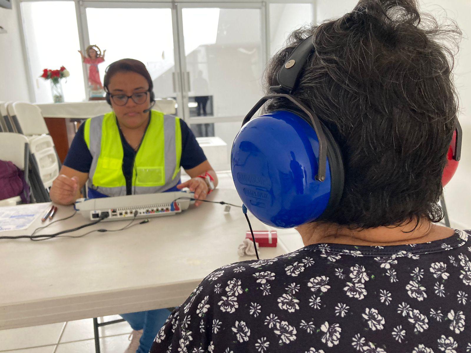 $!Club de Leones de Mazatlán realiza jornada de aparatos auditivos