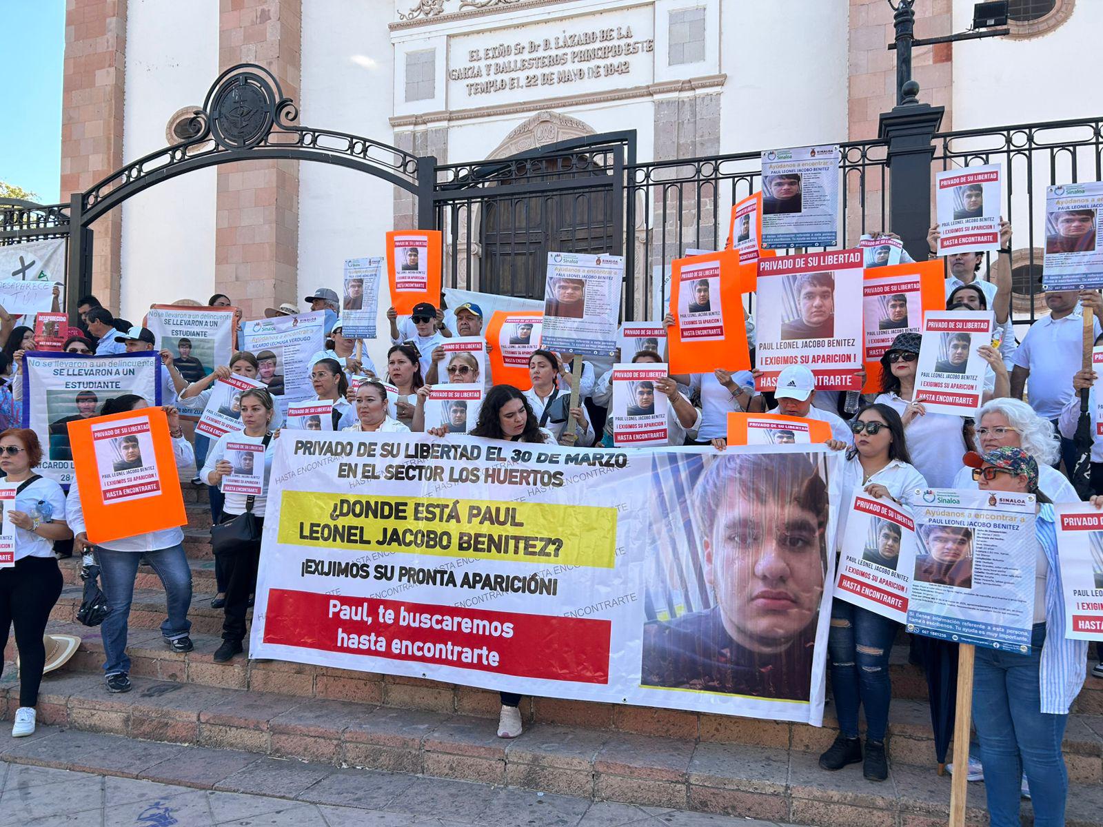 $!Familias marchan de nuevo a la Fiscalía por desaparición de jóvenes en medio de crisis de seguridad en Culiacán