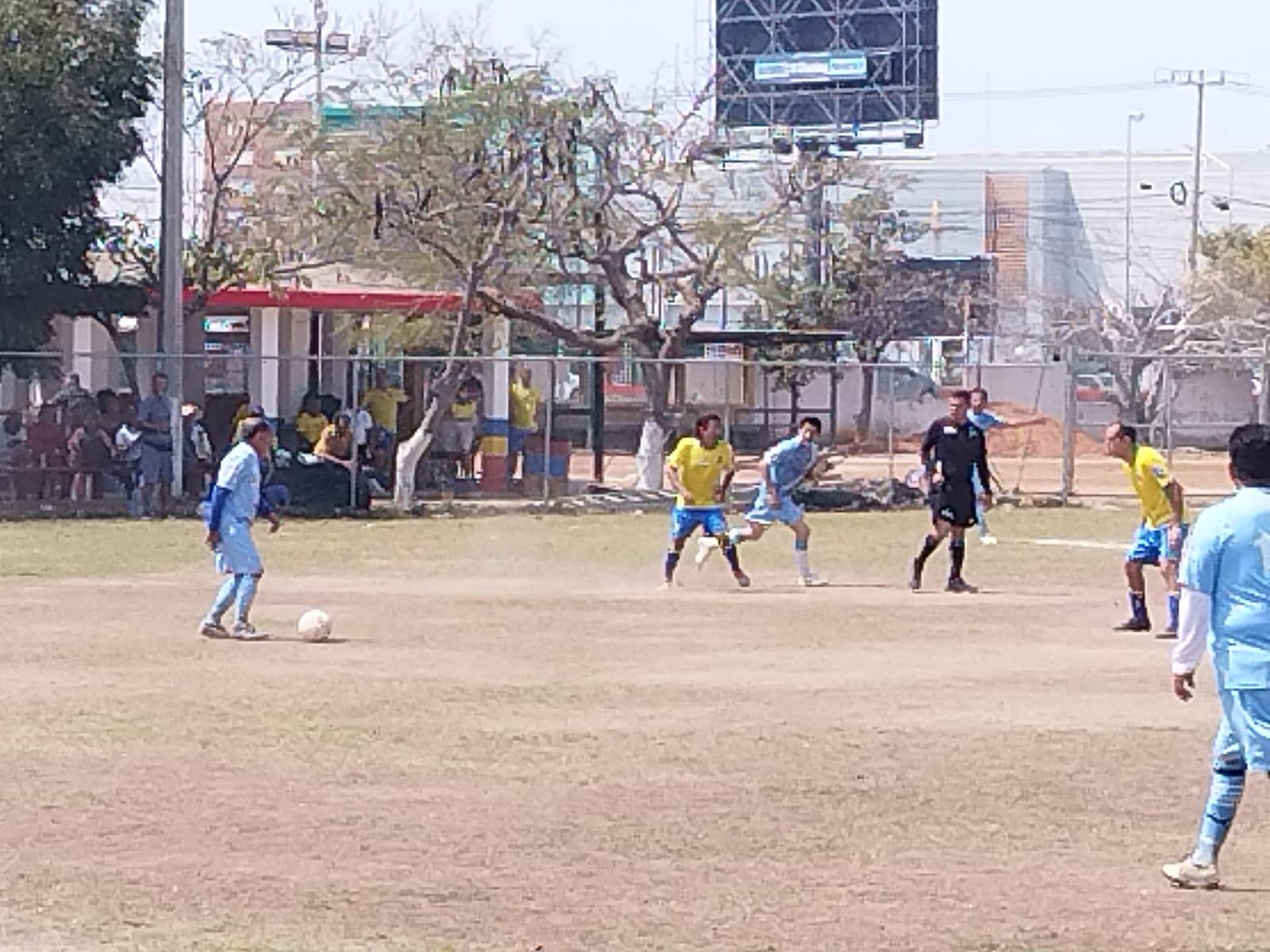 $!Frutería Bernal se bebe la Copa en Liga Veteranos Platino, en Muralla