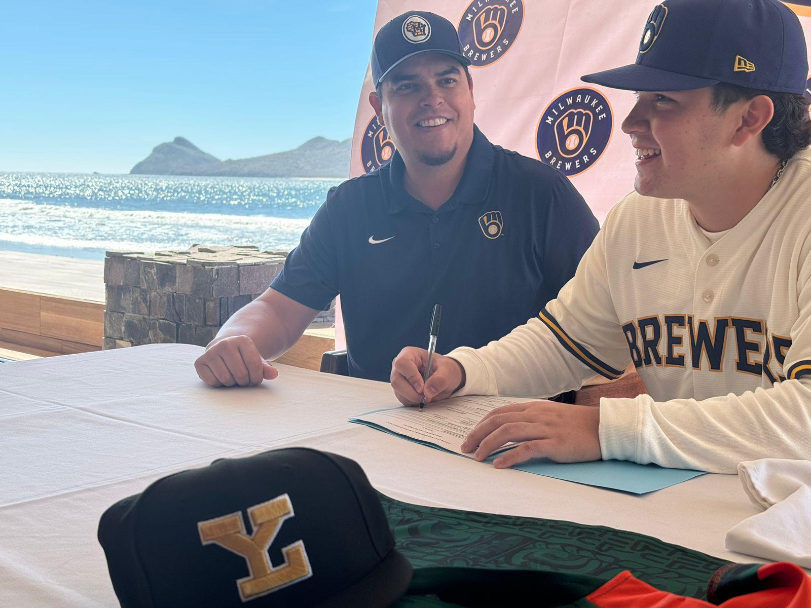 $!Sinaloense Luis Aguayo firma para Cerveceros de Milwaukee