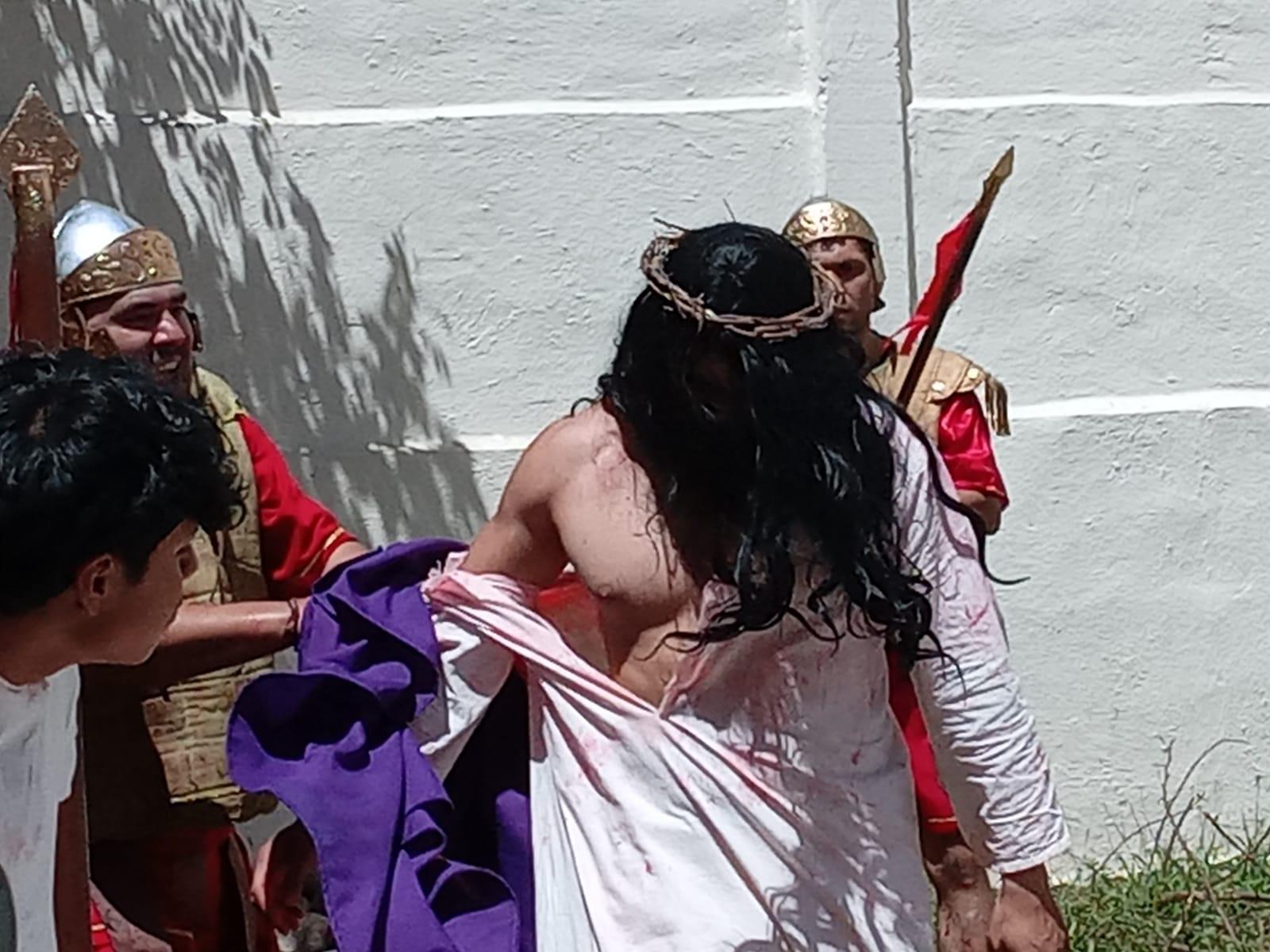 $!Mazatlecos y turistas atestiguan el Viacrucis Viviente en calles del Centro de puerto