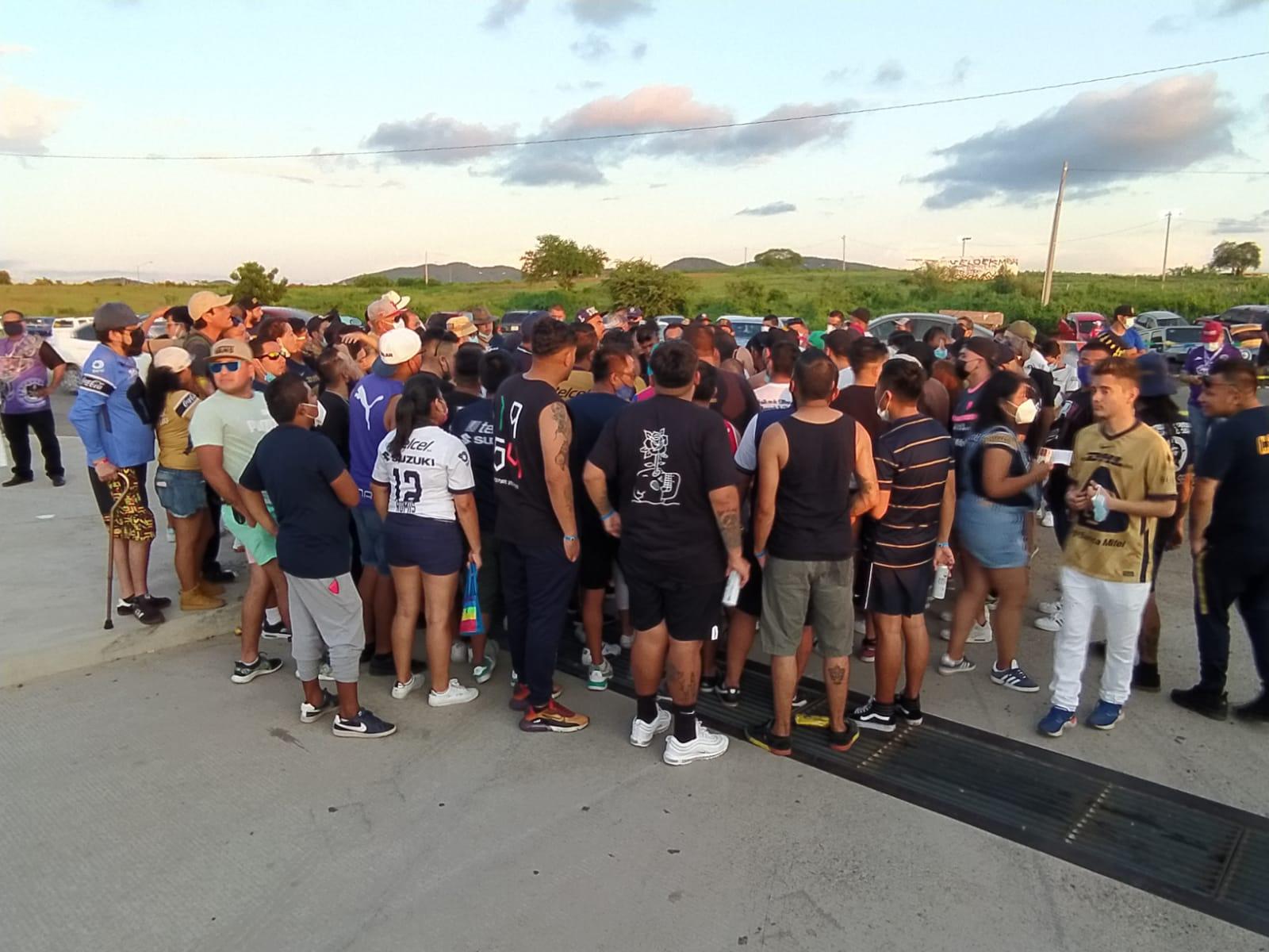 $!Aficionados de Pumas invaden ‘El Kraken’ para apoyar a los universitarios ante el Mazatlán FC