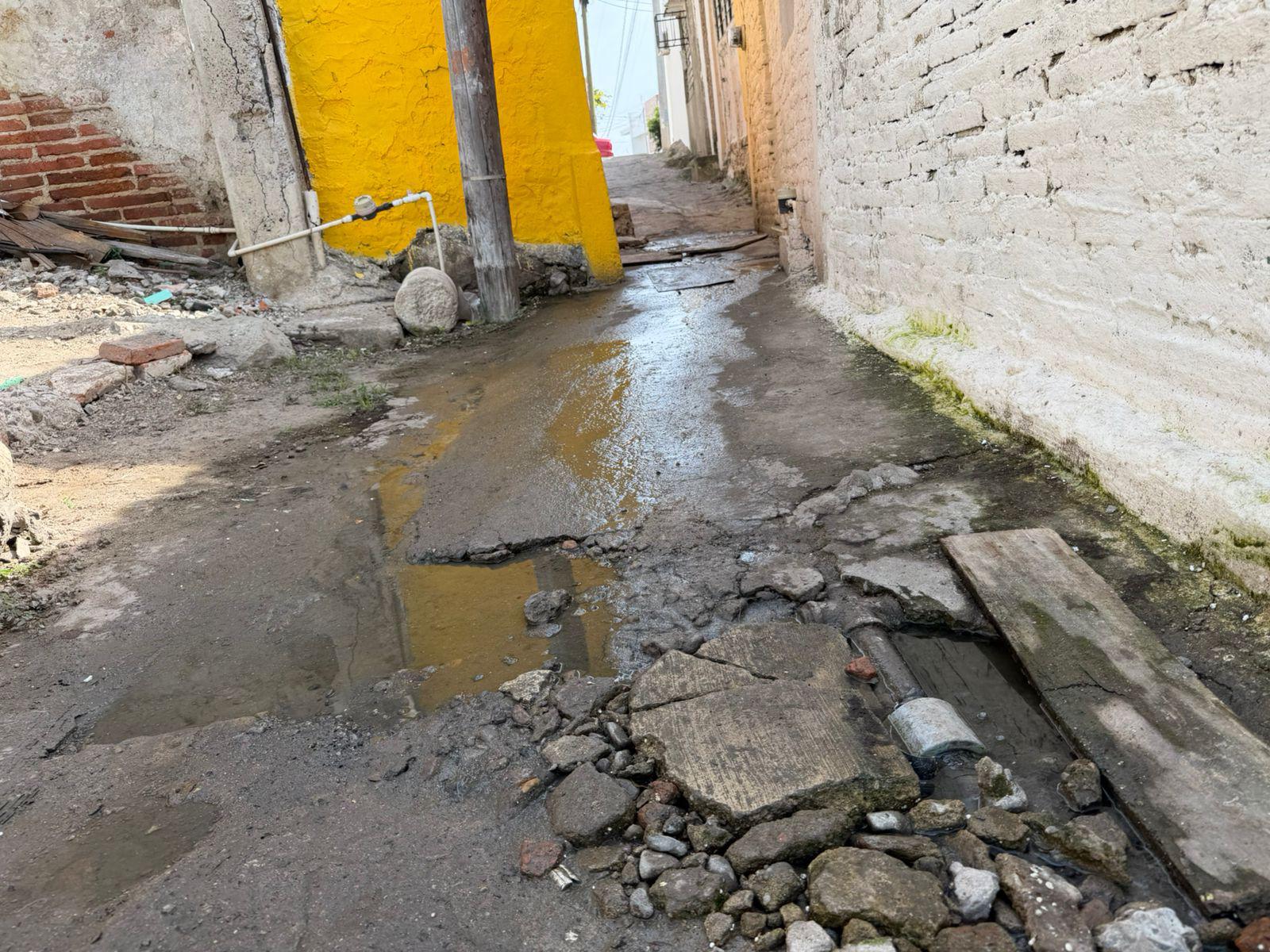 $!Vecinas del Centro denuncian fuga de aguas negras y omisión por las autoridades