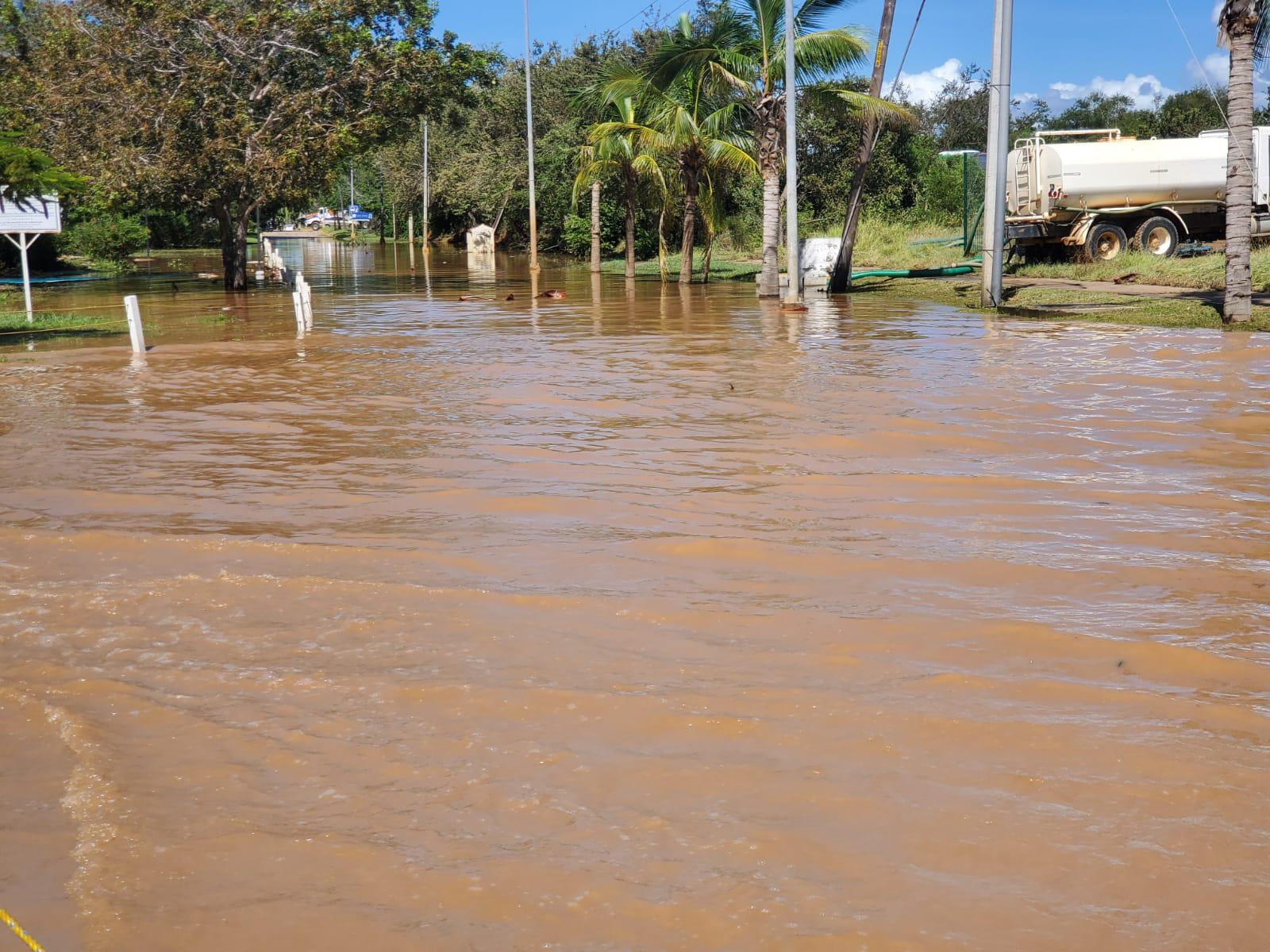$!Inundada, la Avenida Sábalo Cerritos en Mazatlán