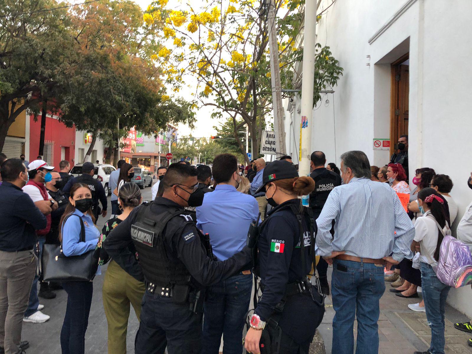 $!Viudas de policías toman Ayuntamiento para evitar que Estrada Ferreiro ingrese al evento en conmemoración del Día de la Mujer