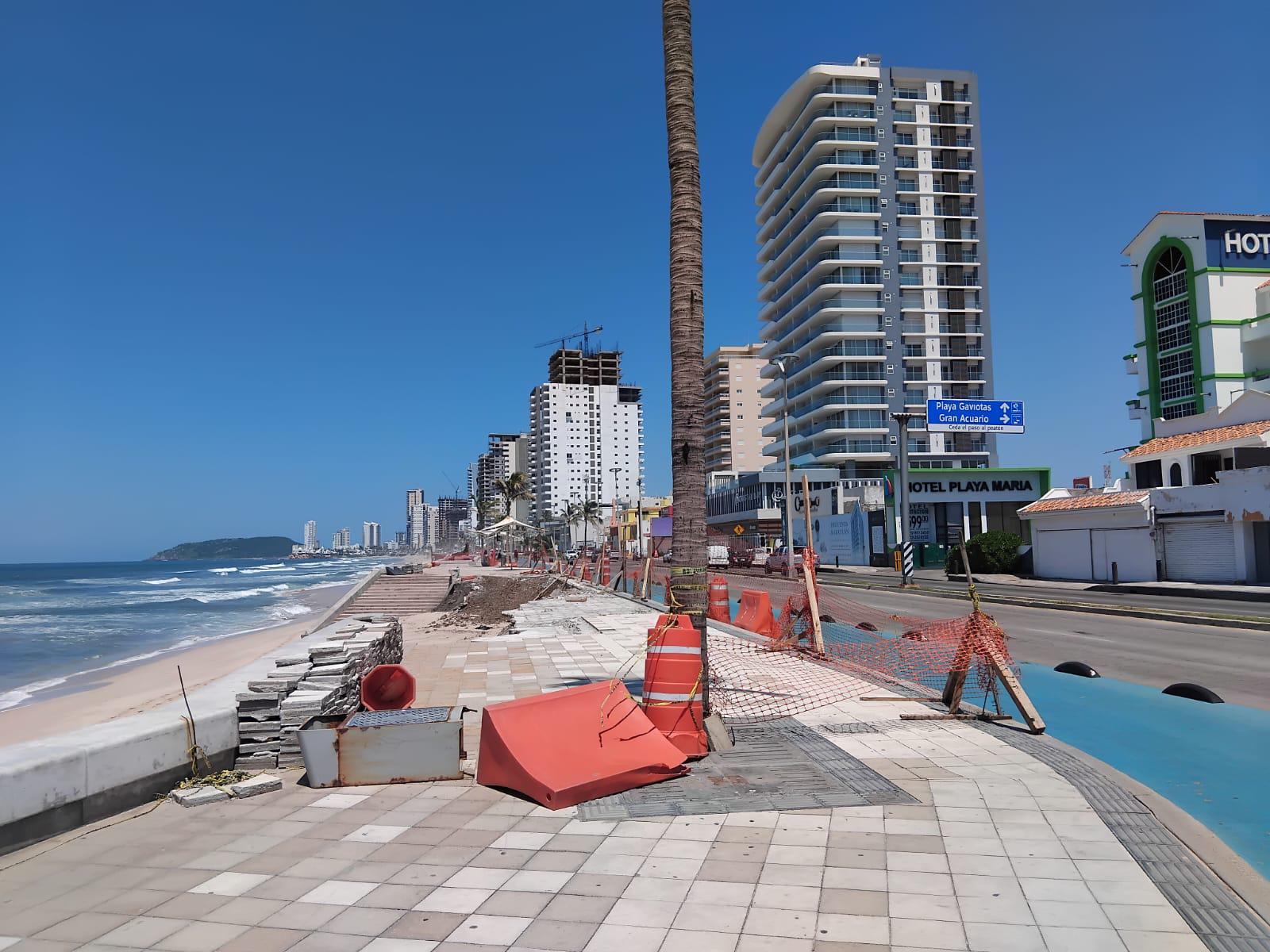 $!Continúan detenidos los trabajos de reparación de socavón en Malecón de Mazatlán