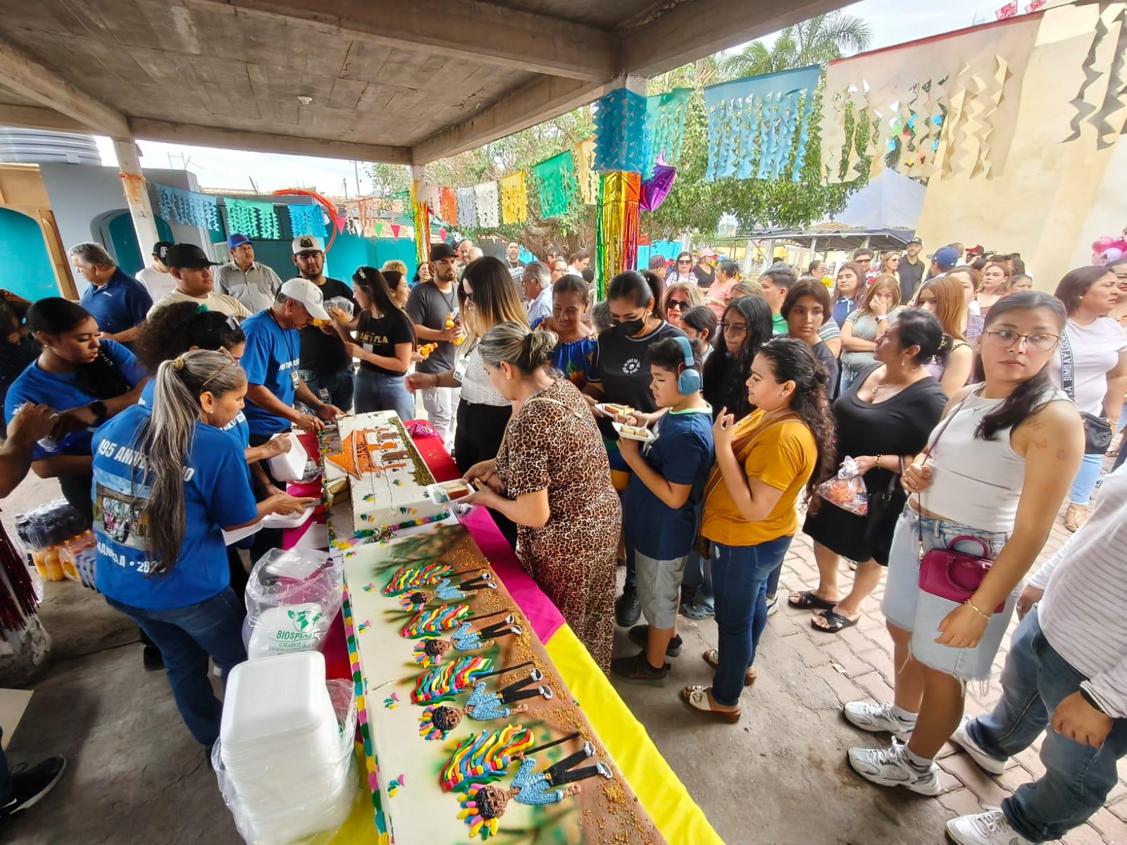 $!Familia Tirado Castañeda dona pastel monumental en festejos de Chametla