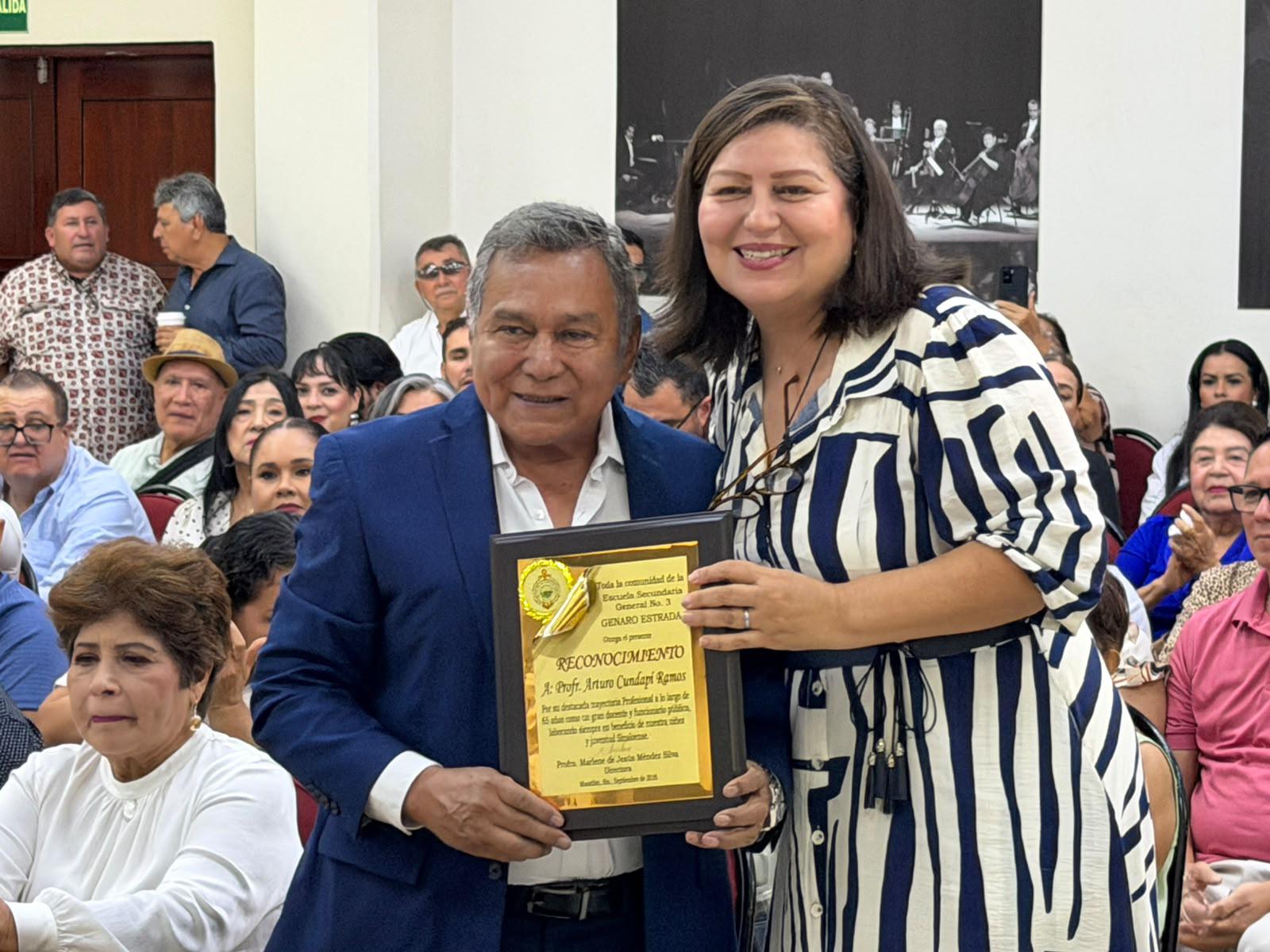 $!Recibe homenaje Arturo Cundapí Ramos por 65 años de servicio a la educación