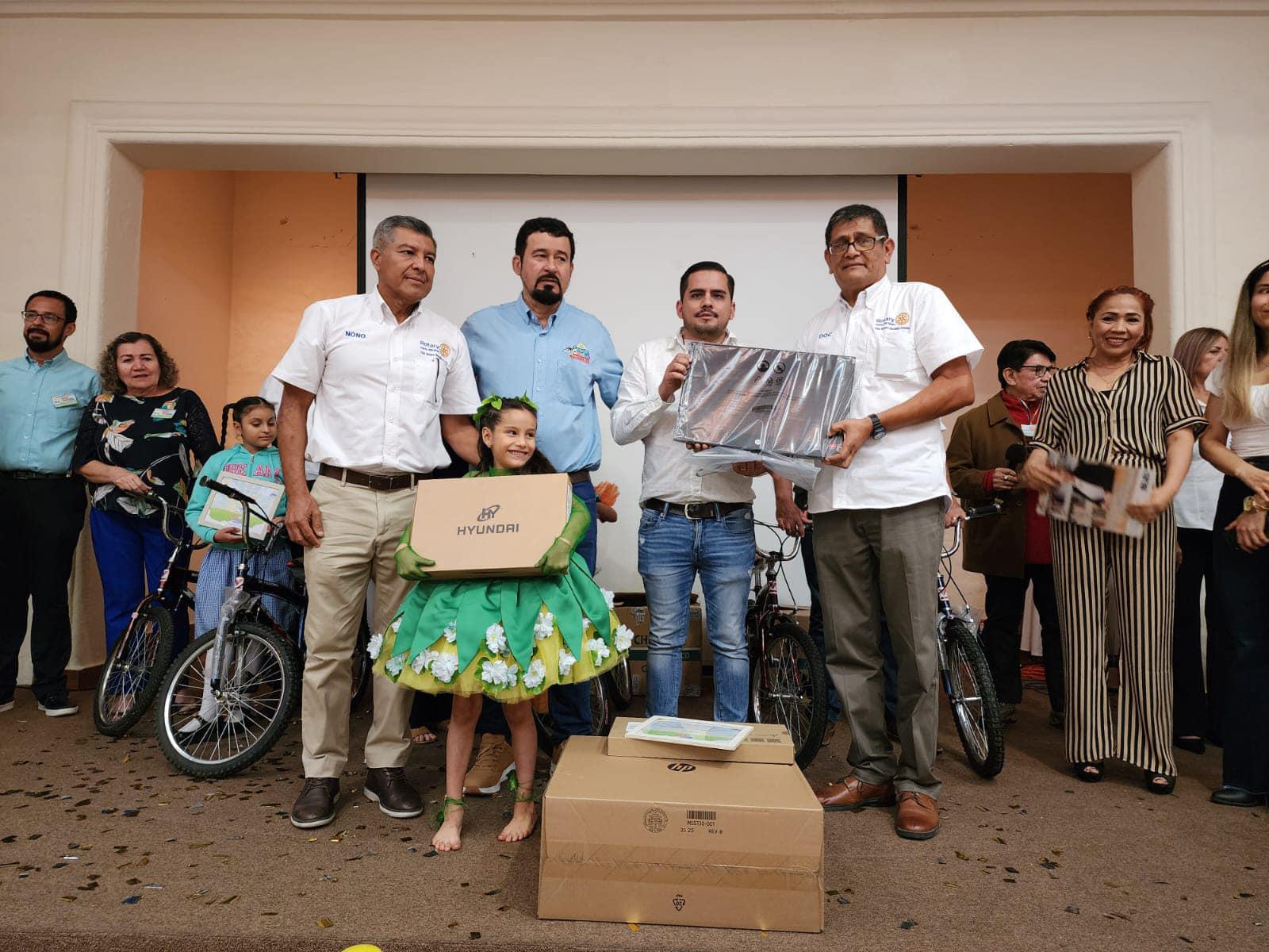 $!Lourdes Valeria Zapari con sus premios.