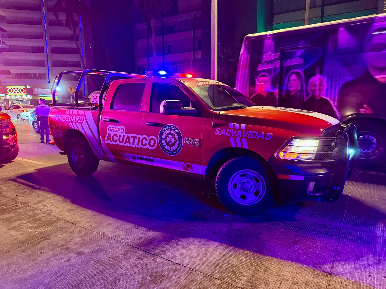 $!Hombre muere tras ser rescatado de entre las olas a la altura del Monumento al Pescador en Mazatlán
