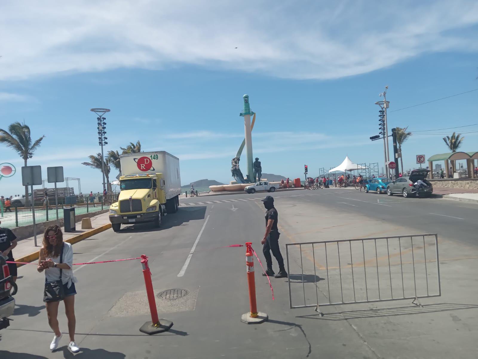 $!Genera fuerte congestionamiento vehicular el cierre de paseo costero por Triatlón