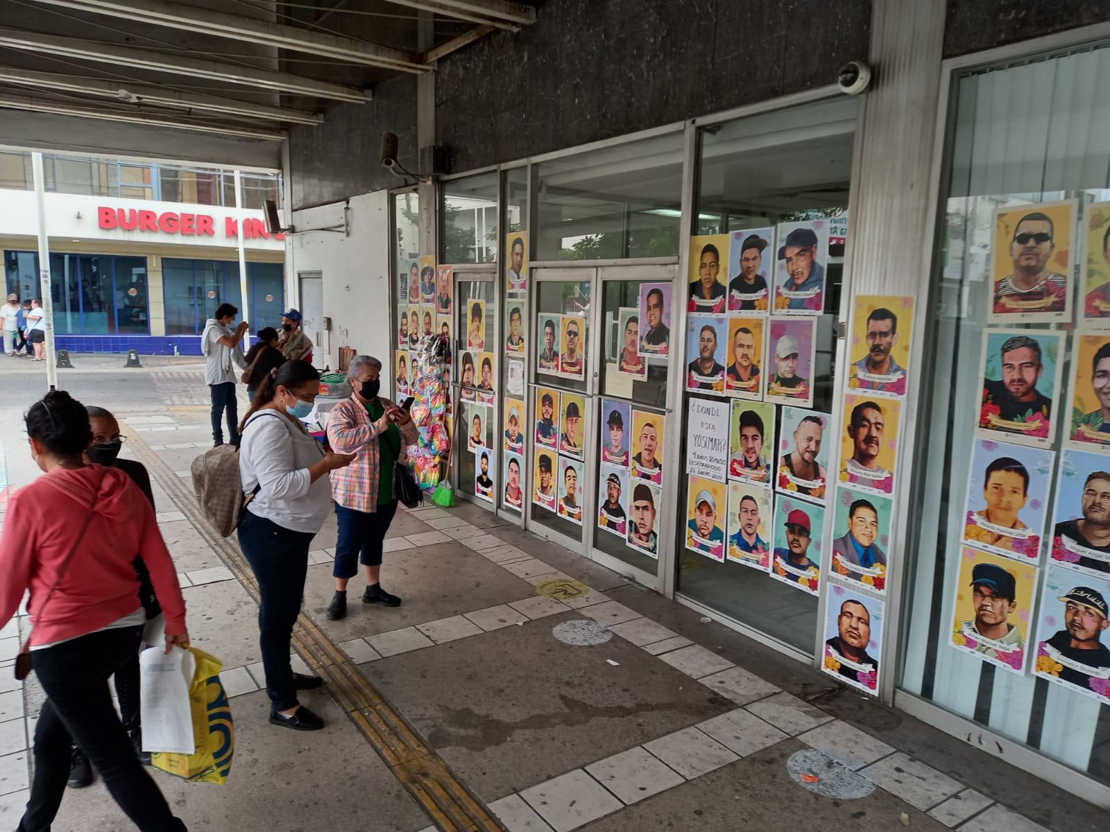 $!Sabuesos Guerreras pega rostros de desaparecidos en centro de Culiacán; ‘esto es activismo puro’, recalcan