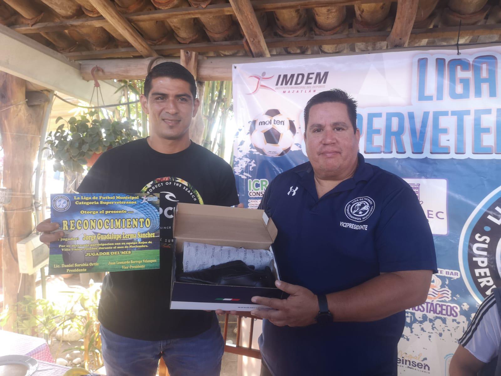 $!Premian a los mejores jugadores del primer mes en la Superveteranos Municipal