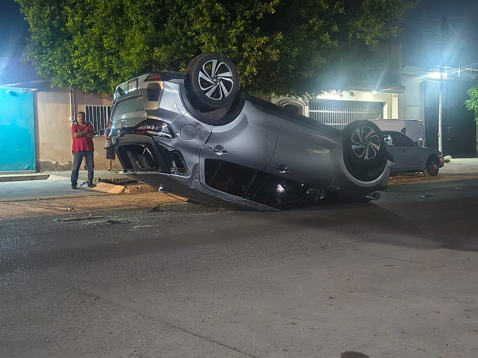 $!Mujer resulta lesionada tras choque y volcadura en Los Mochis