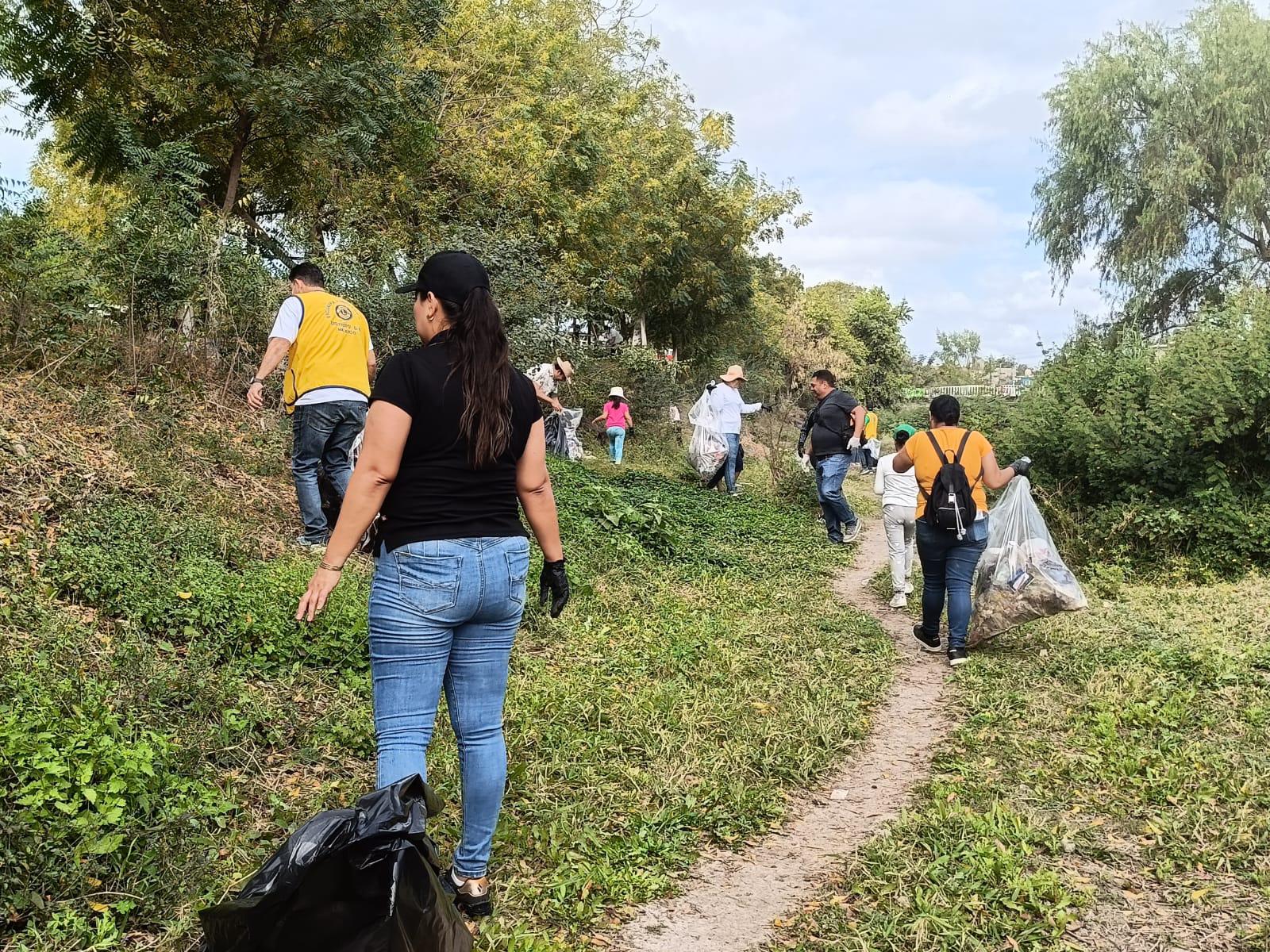 $!Realizan brigada de limpieza y conservación en el arroyo Juana Gómez de Escuinapa