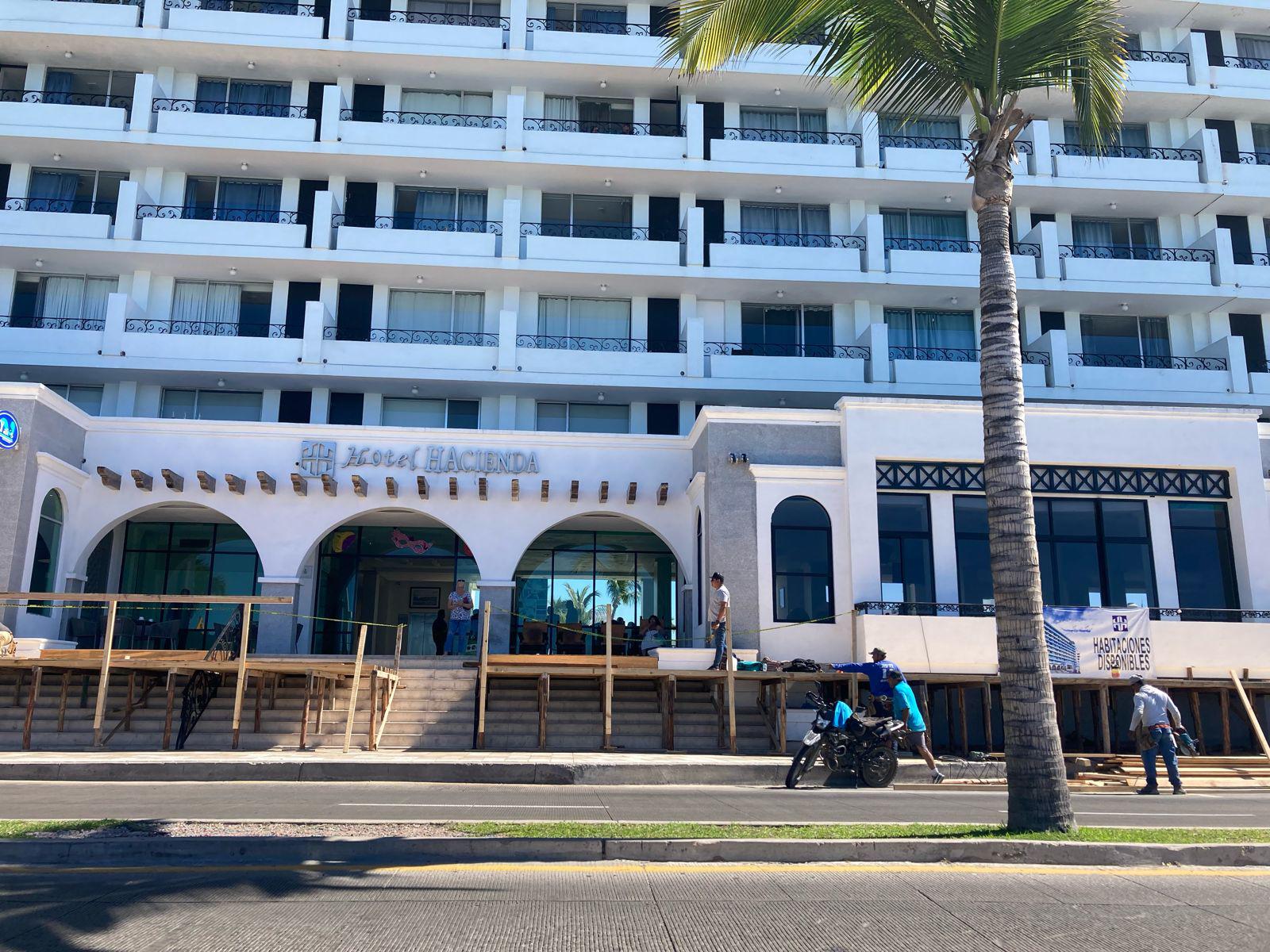 $!Colocan templetes en la avenida Del Mar para disfrutar los desfiles del Carnaval