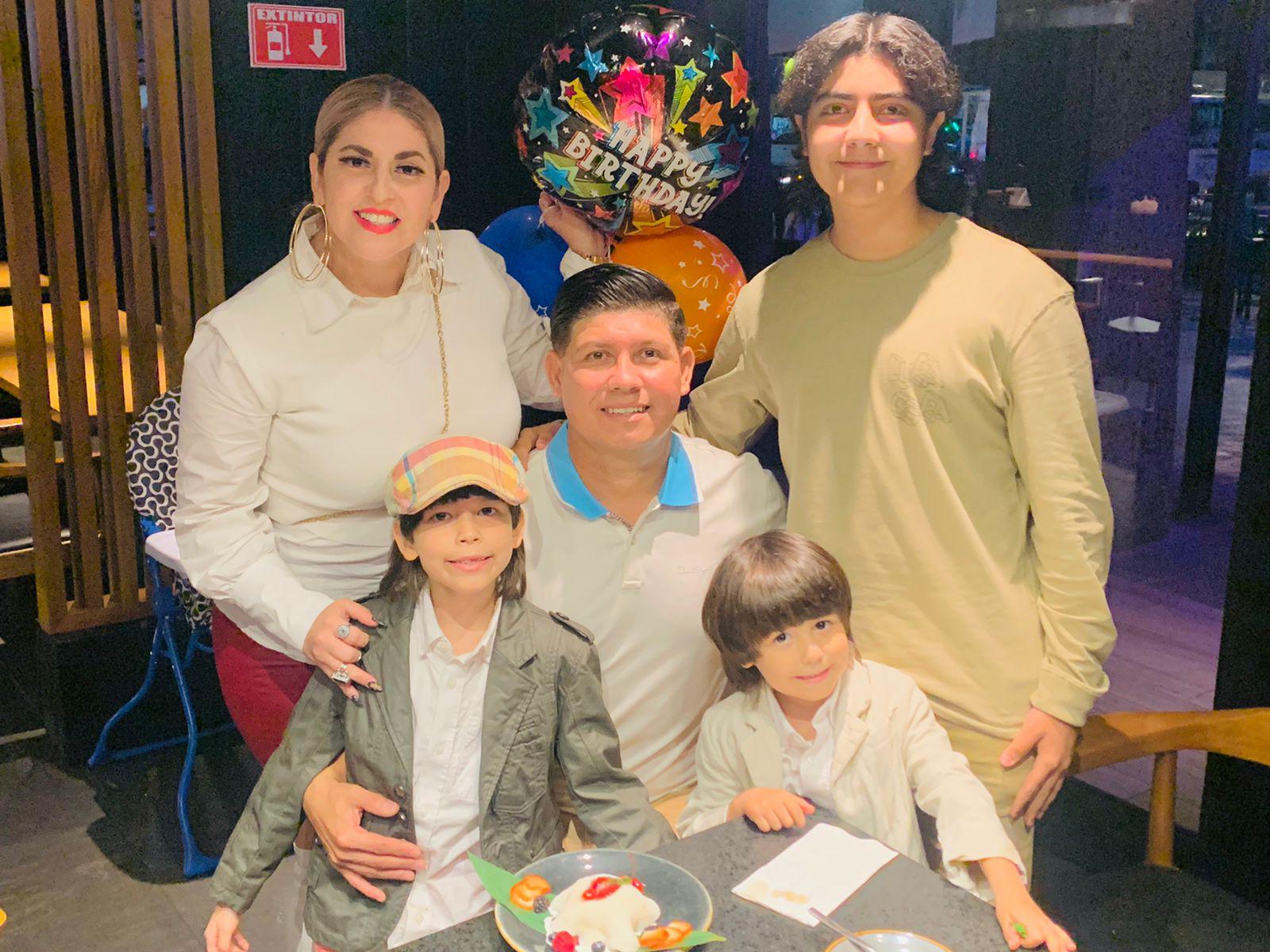 $!El cumpleañero entre su esposa, Mónica Gaxiola de Silva y sus hijos, Walter, Joel y Alan Silva.