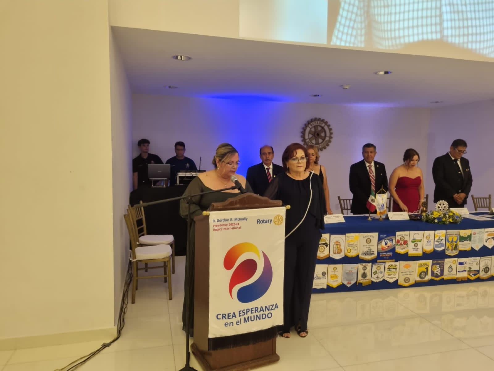 $!Edna Ruth Martínez, quien es la representante del gobernador del distrito 4100, fue quien tomó la protesta a la nueva mesa directiva.