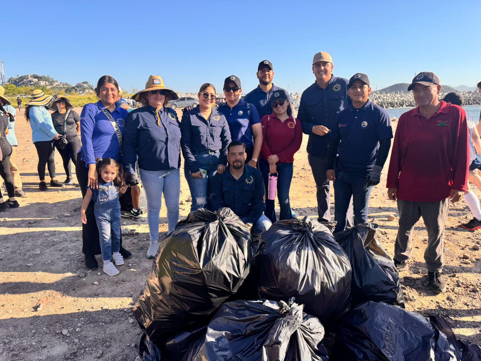 $!Retiran desechos de las faldas del Faro y la escollera de Mazatlán