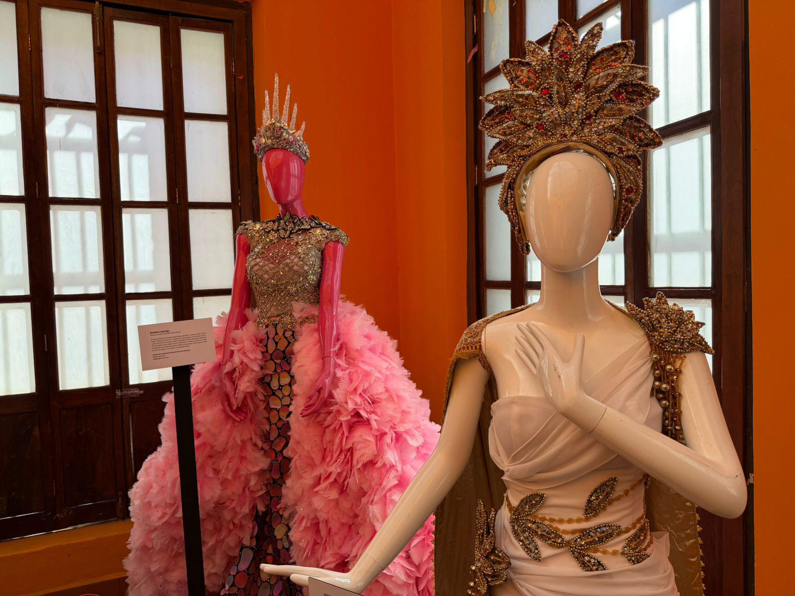 $!‘Recuerdos y Nostalgia’ reúne la memoria del Carnaval de Mazatlán en una exposición de vestidos reales