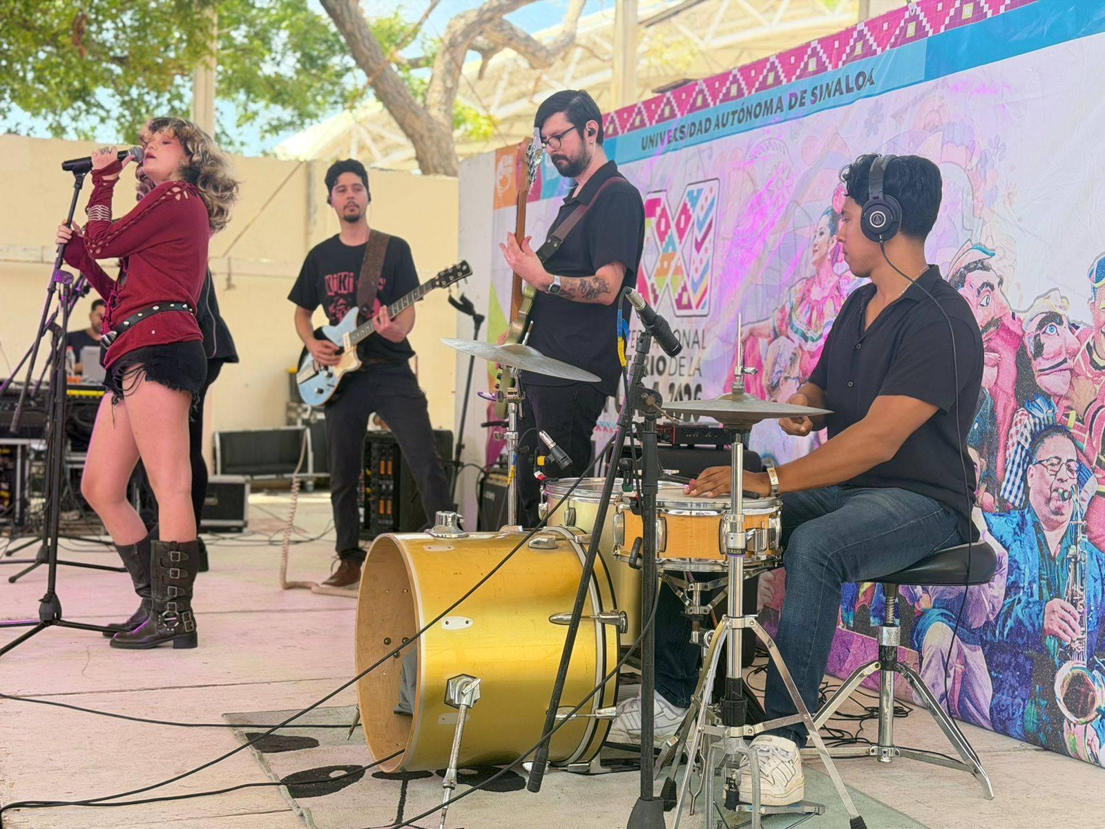 $!Regina se presentó con su agrupación, integrada por seis músicos y artistas en escena.