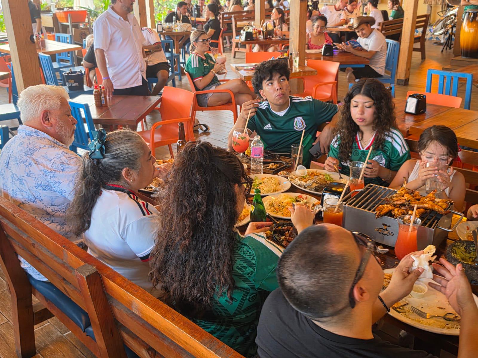$!Se vacían las calles de Mazatlán para ver a México frente a Chequia