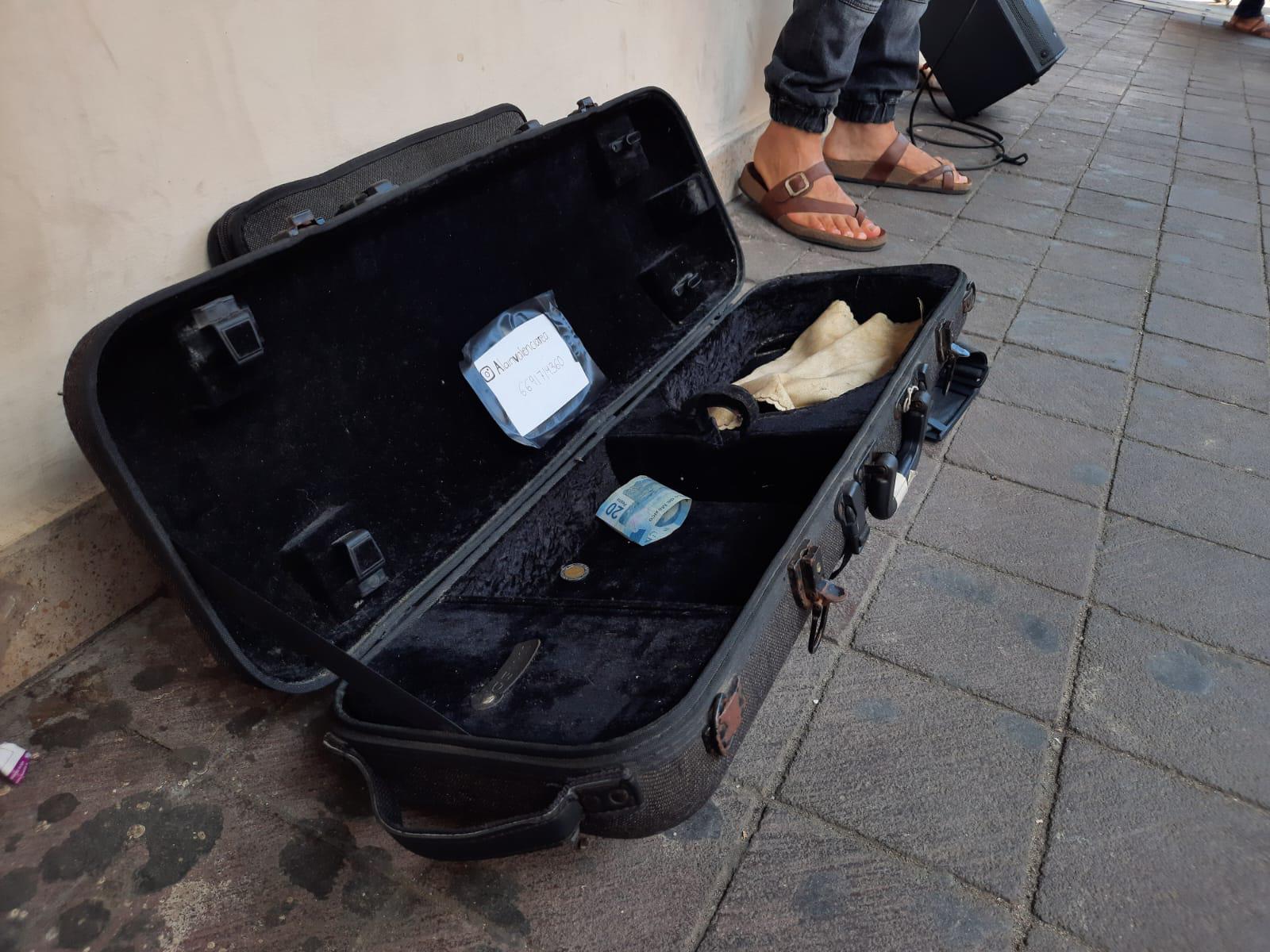 $!Alain Valencia, un maestro de música con corazón mazatleco