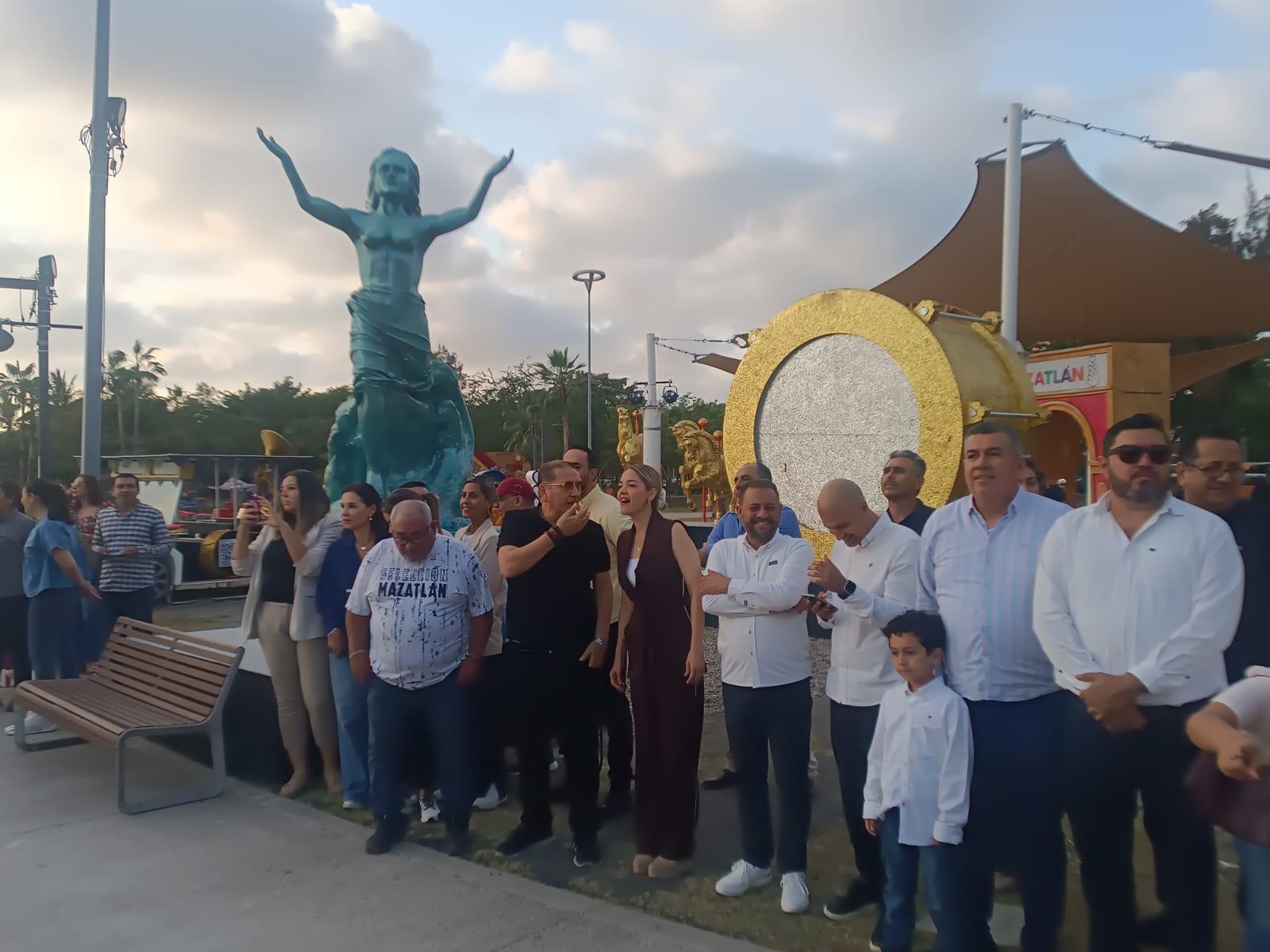 $!‘Recordando el Carnaval’ llena de color y tradición el Parque Central de Mazatlán