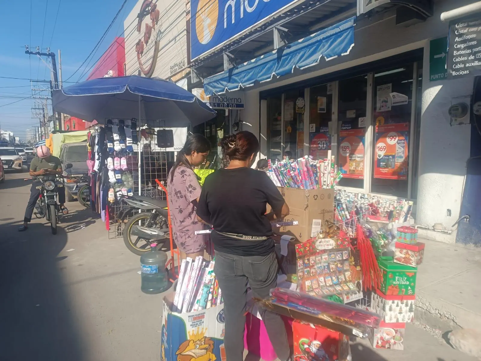 $!Compras de Navidad continúan dando vida a puestos del Centro, en Mazatlán
