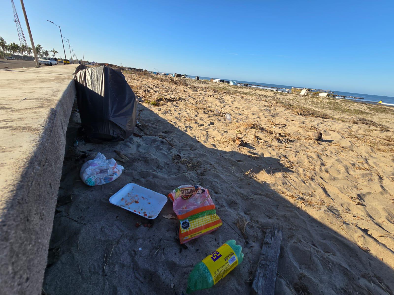 $!Playas de Rosario, llenas de basura tras vacaciones; restauranteros piden limpieza