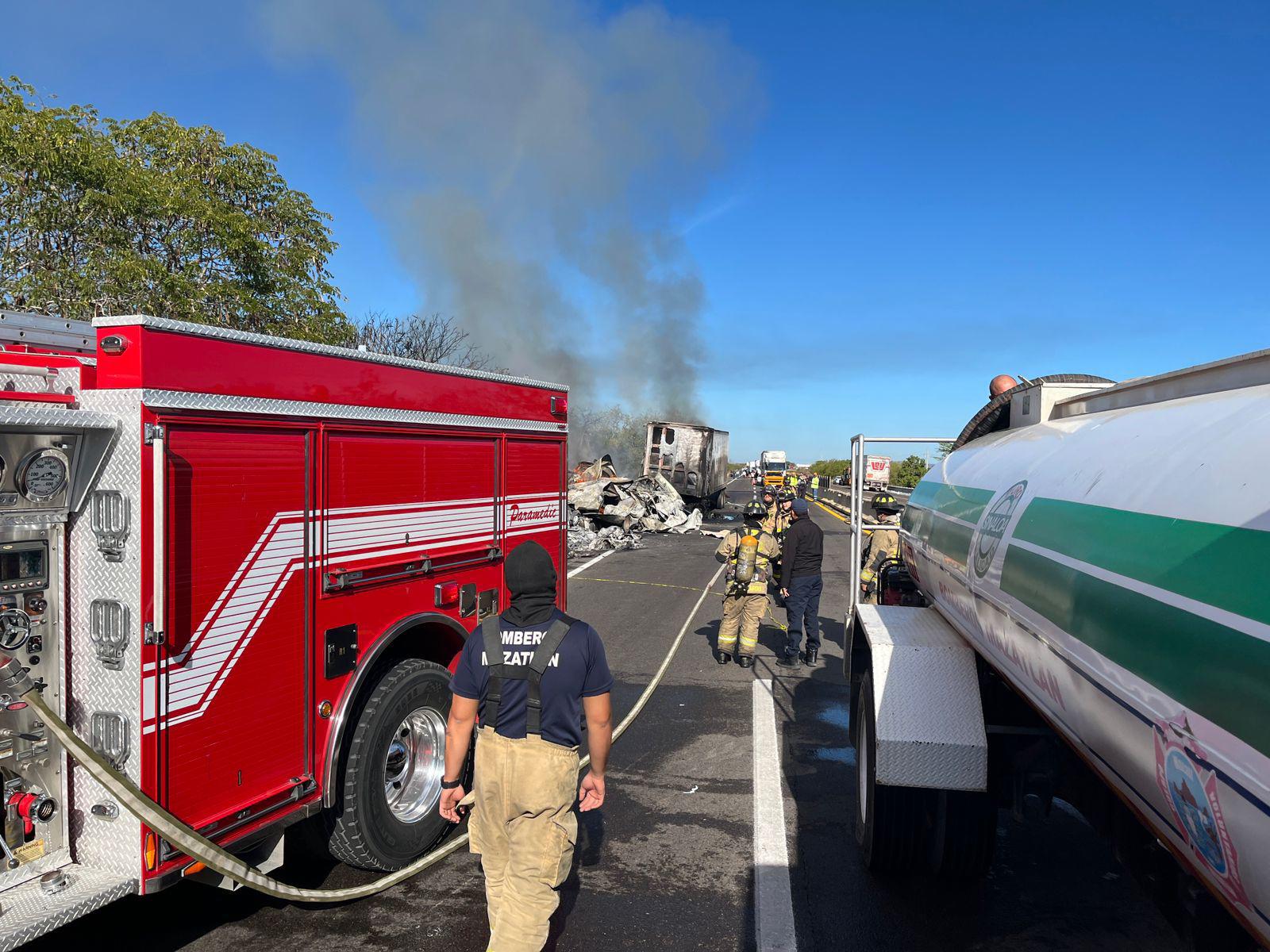 $!Chofer de tráiler muere carbonizado al chocar en la autopista Mazatlán-Culiacán