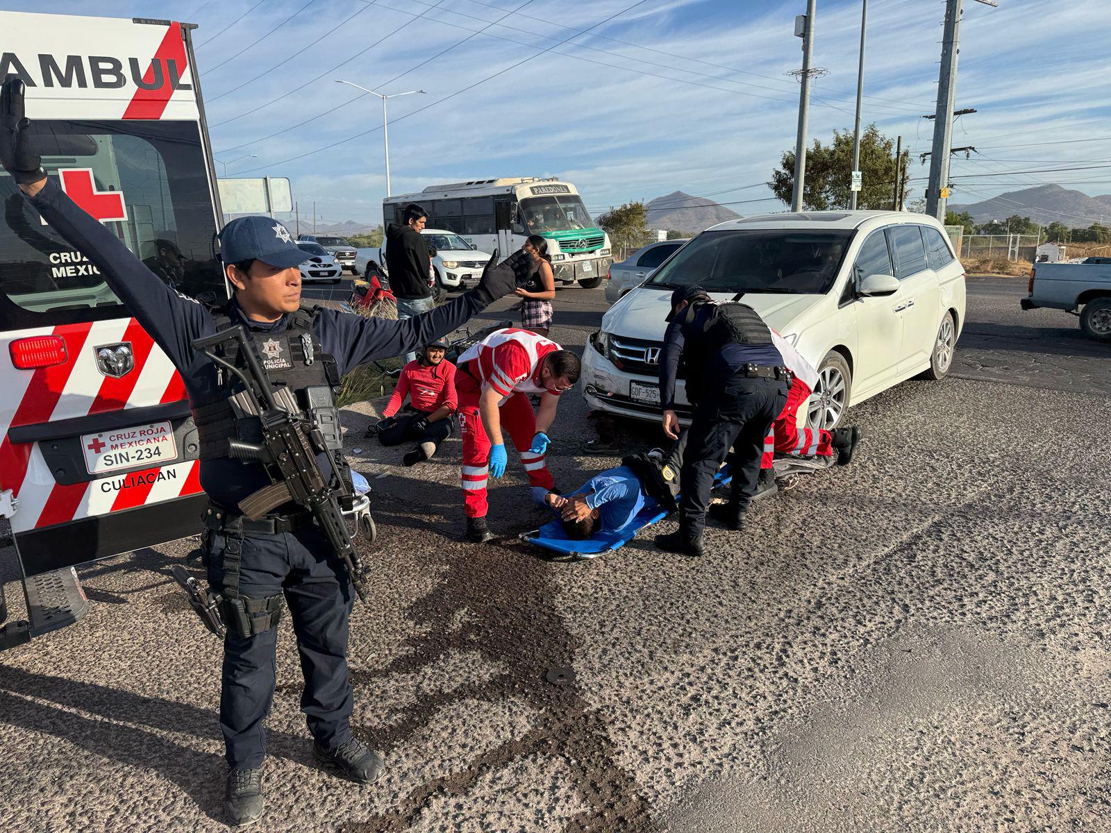 $!Dos ocupantes de motocicleta quedan lesionados tras chocar contra un vehículo en el sector norte de Culiacán