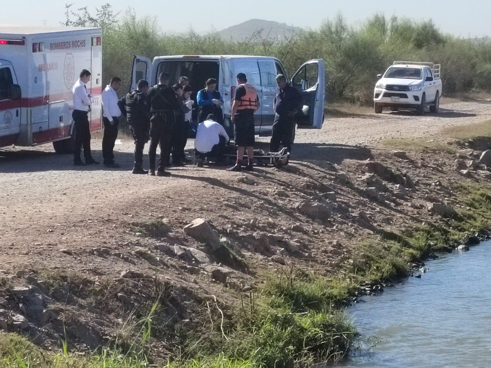 $!Localizan cuerpo de un hombre flotando dentro de las aguas de un canal de riego en Ahome