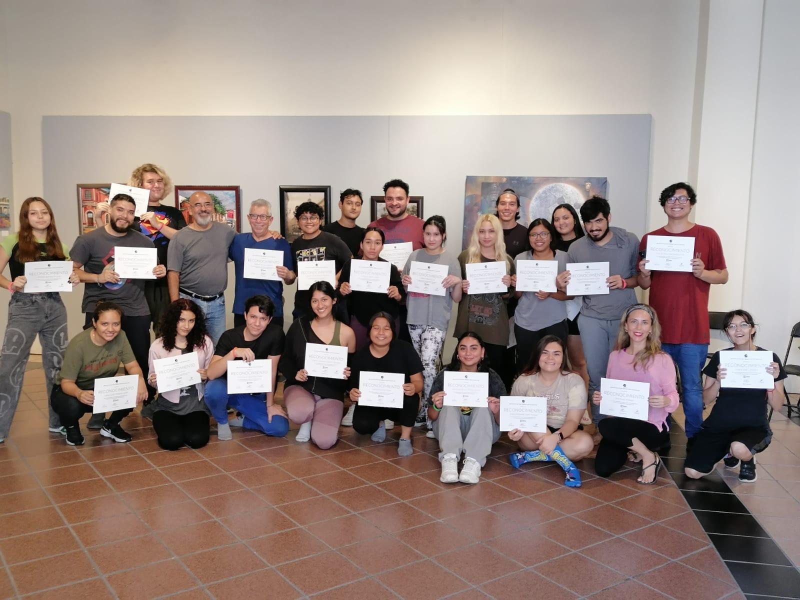 $!Los asistentes al taller se tomaron la fotografía de recuerdo con sus diplomas.