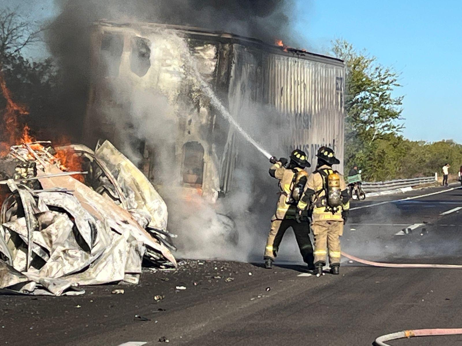 $!Chofer de tráiler muere carbonizado al chocar en la autopista Mazatlán-Culiacán
