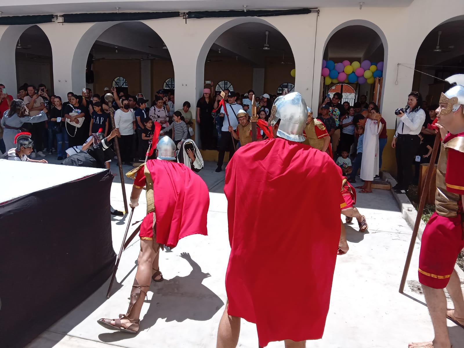 $!Mazatlecos y turistas atestiguan el Viacrucis Viviente en calles del Centro de puerto