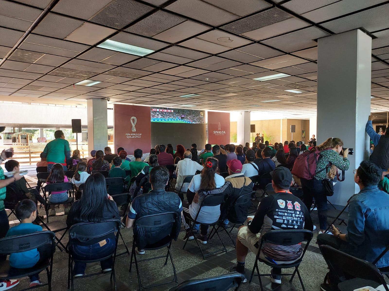 $!Con fallas técnicas, culiacanenses vieron el partido México vs. Argentina en el Palacio de Gobierno