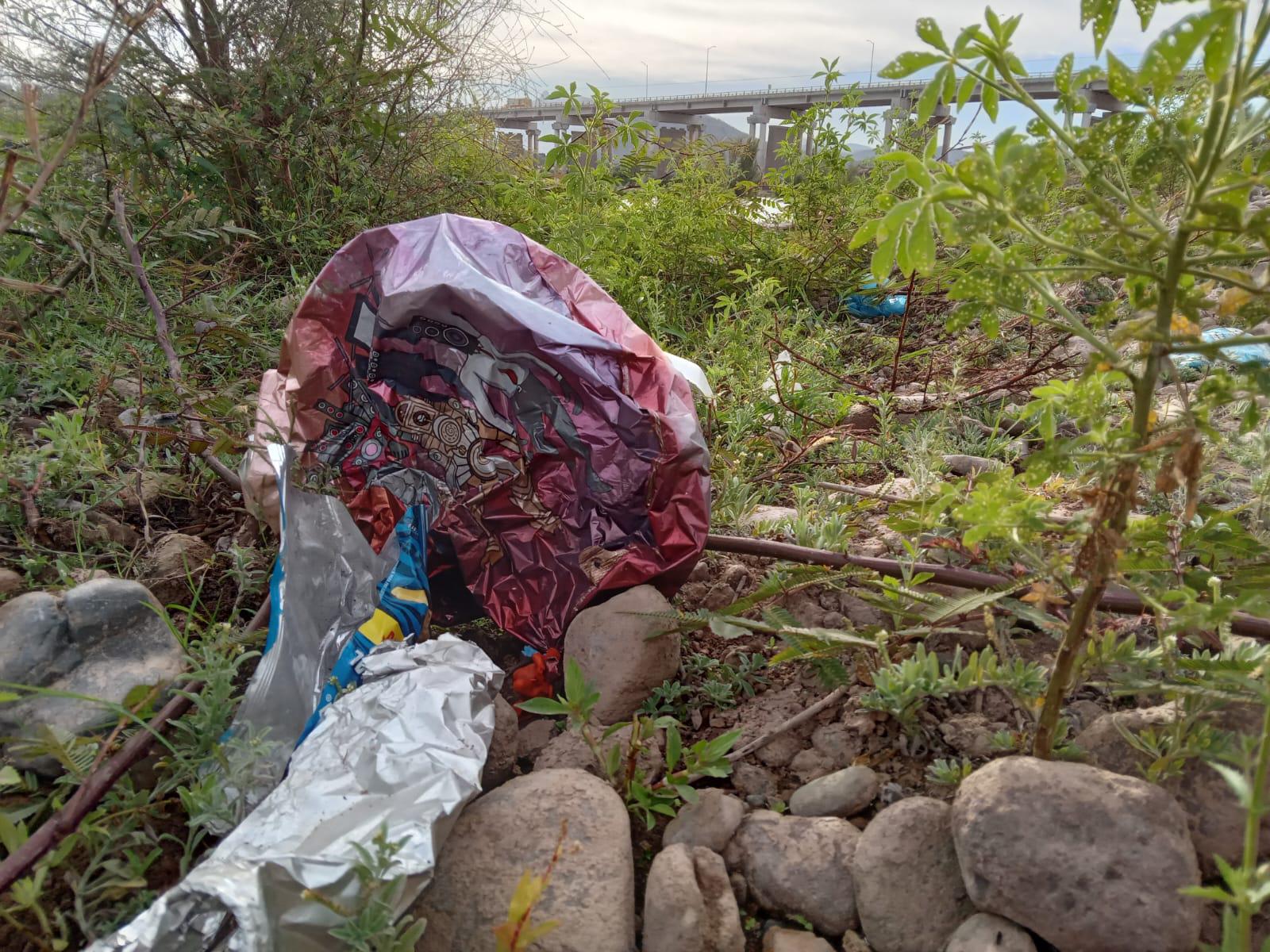 $!Proliferan tiraderos de basura y escombro en el margen del Río Baluarte