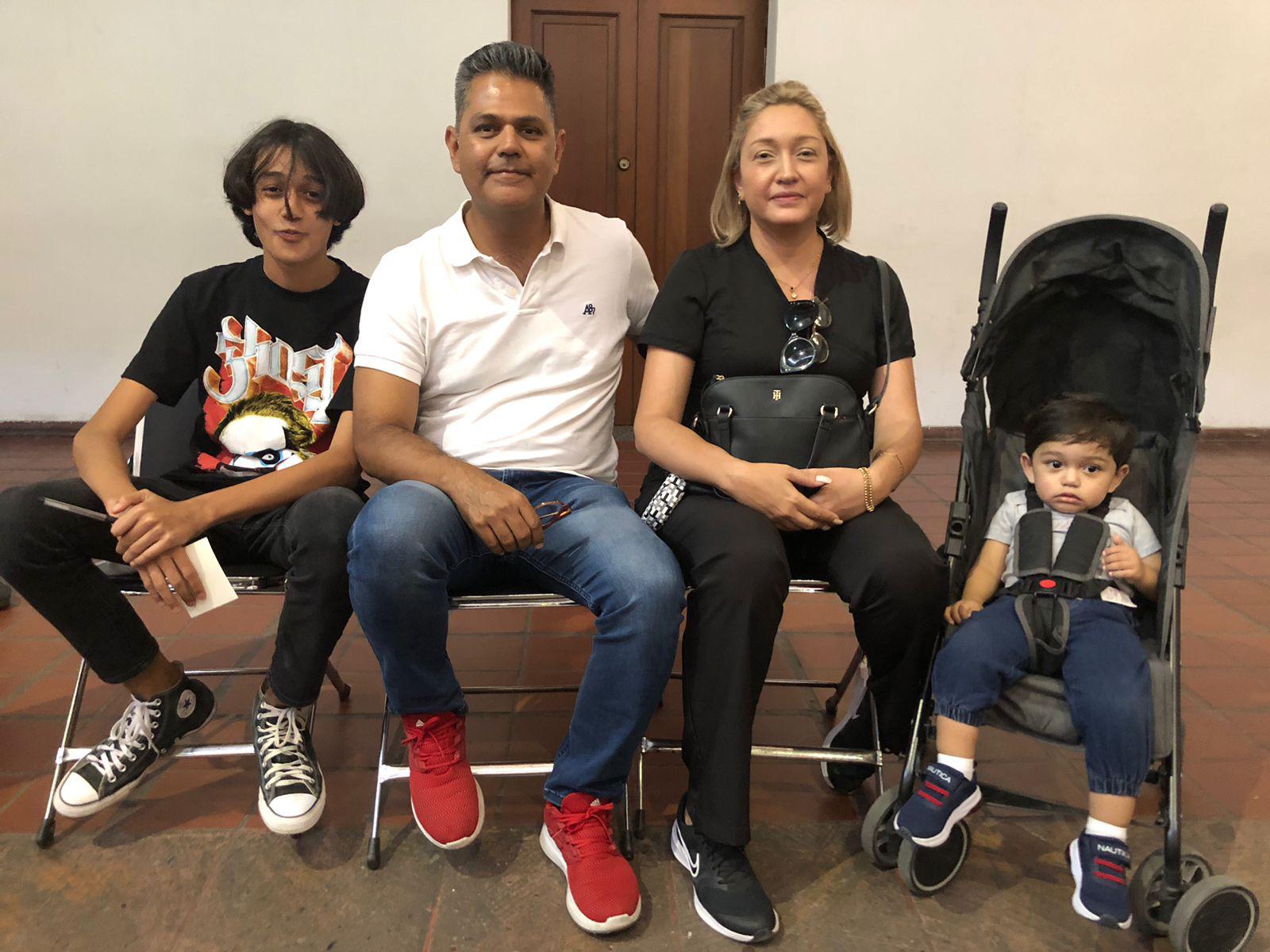 $!Antonio Bustamante Rivera, José Antonio Bustamante Salazar, Cristina Rivera Gastélum y el bebé Cris Bustamante Rivera.