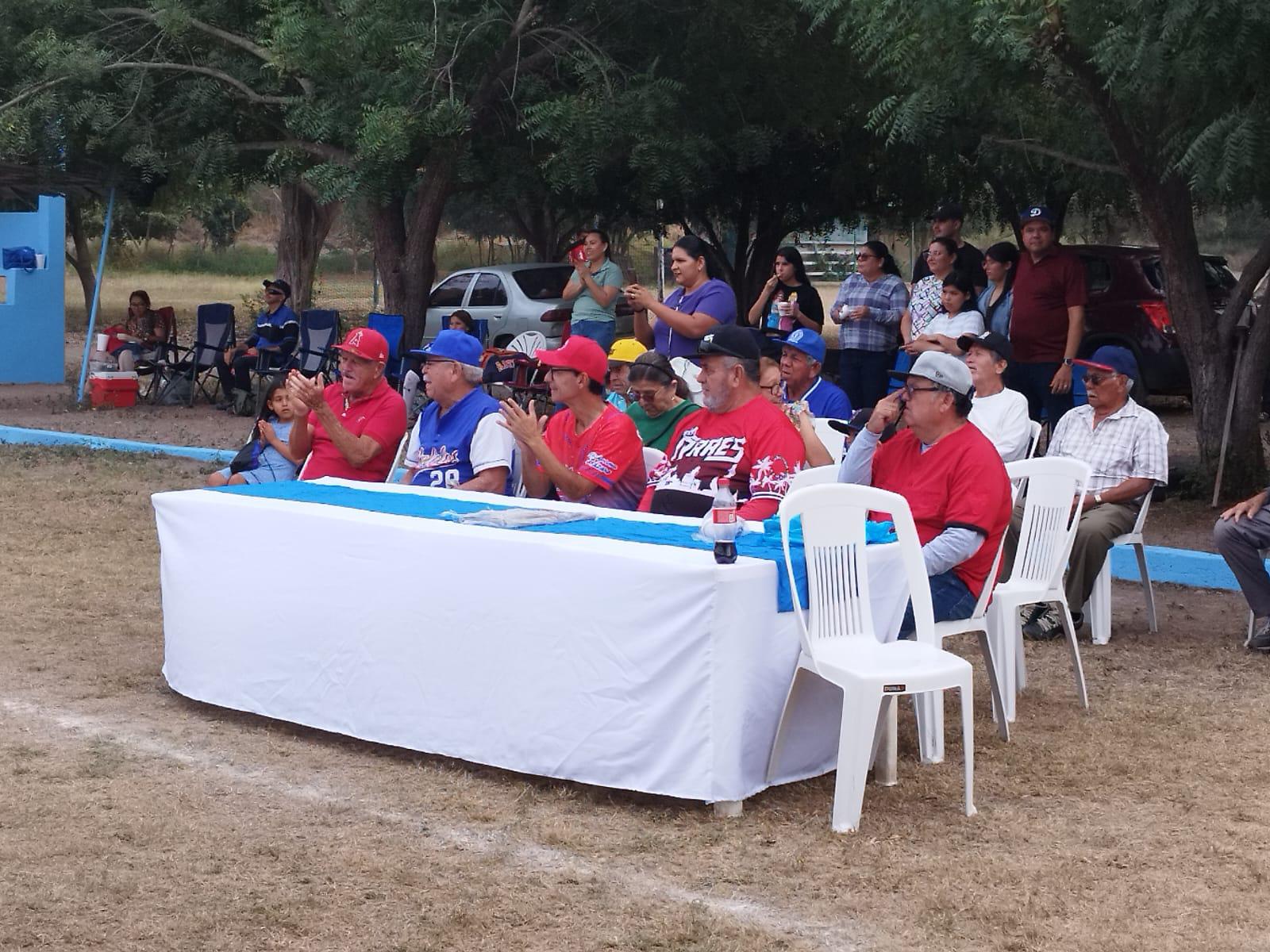 $!Reconocen a familia García Arauz en inauguración de Liga de Beisbol de 60 Años