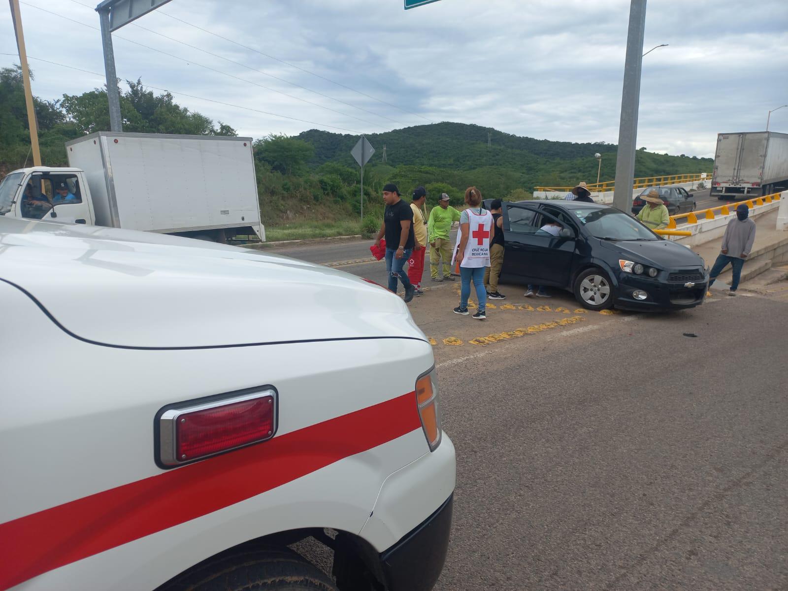 $!Chocan tráiler y vehículo en el Puente Río Baluarte
