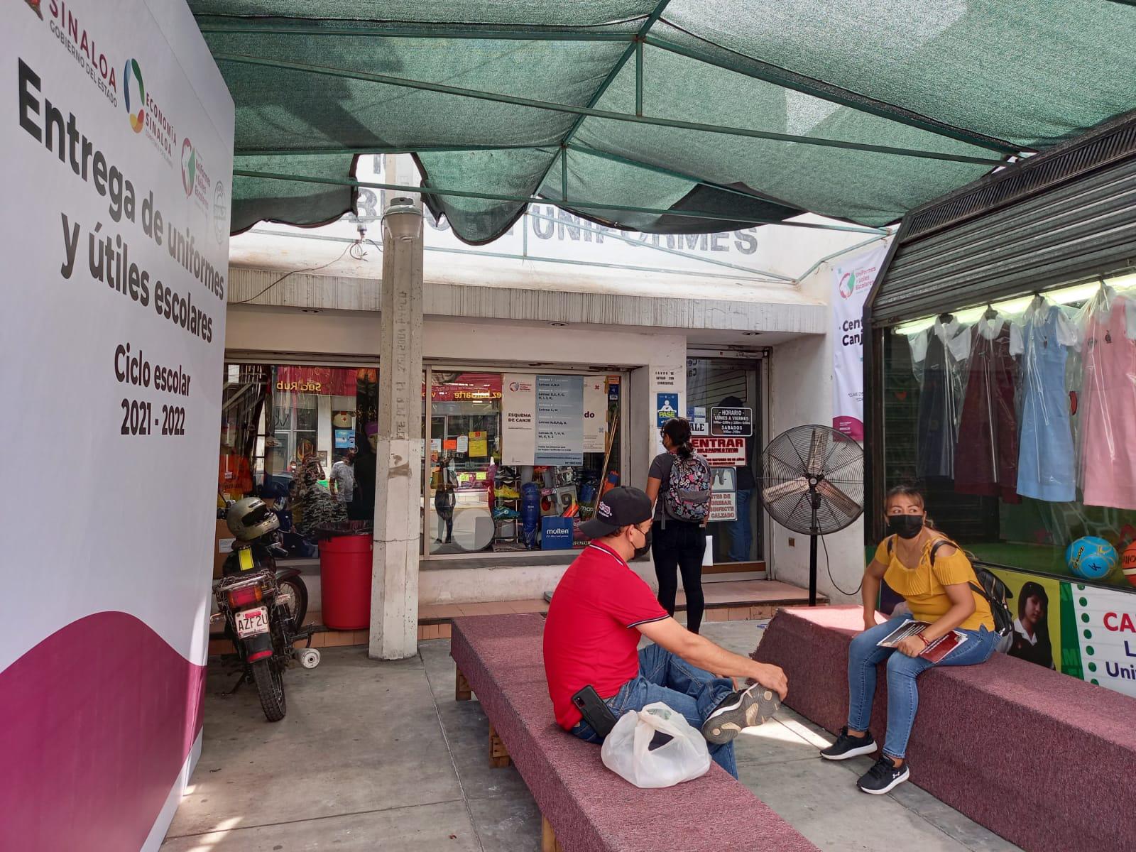 $!Transcurre sin filas el segundo día de canje de uniformes y útiles escolares, en Culiacán