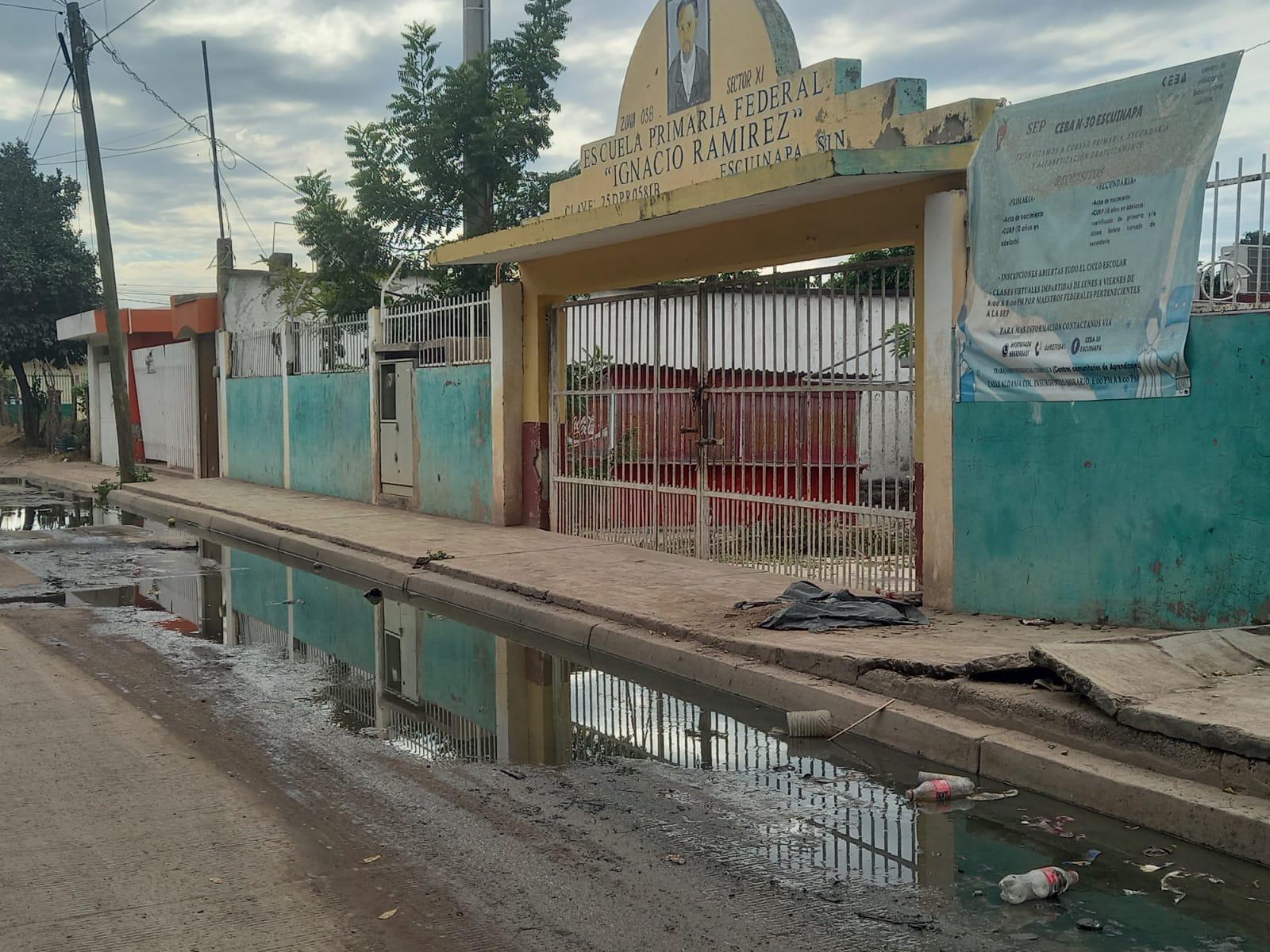 $!Vecinos de Escuinapa reportan problemas de salud por colapso de drenaje