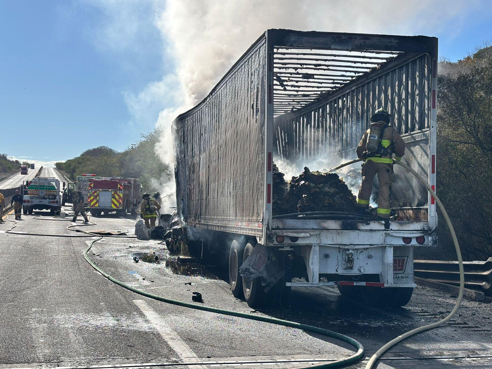 $!Chofer de tráiler muere carbonizado al chocar en la autopista Mazatlán-Culiacán
