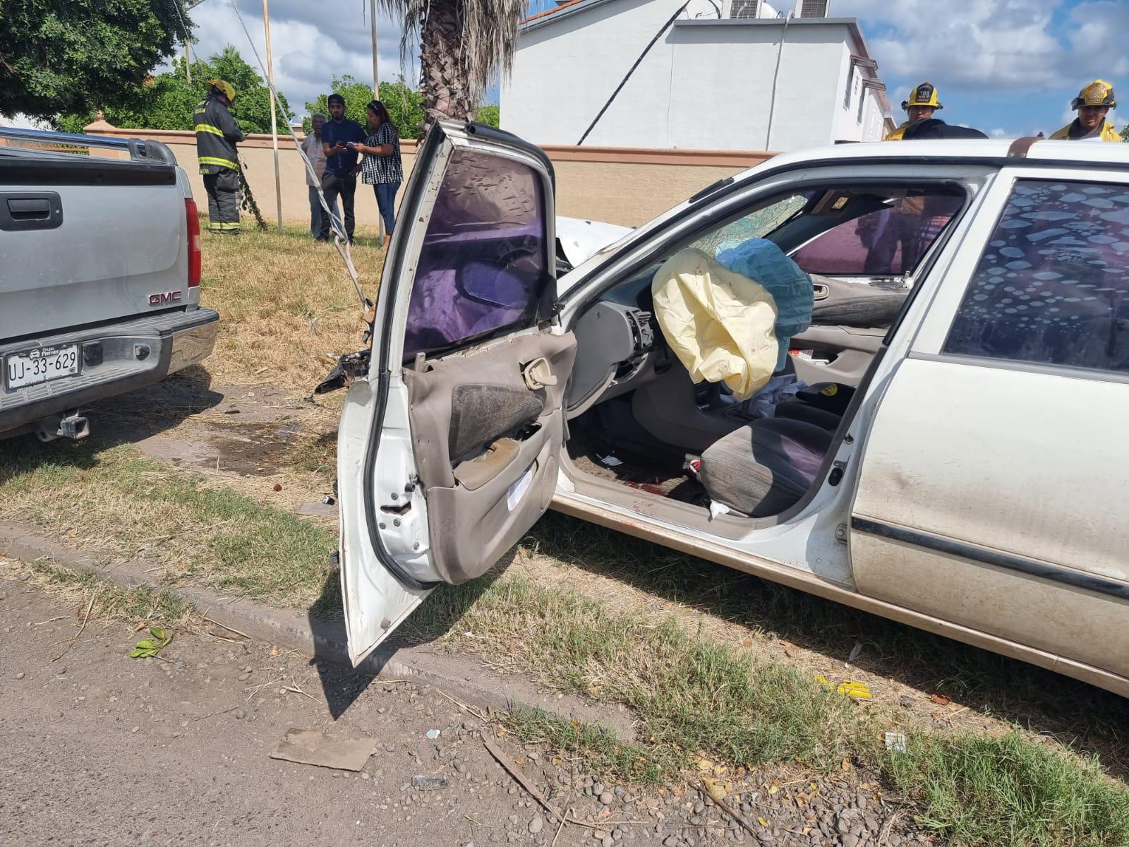 $!Joven termina prensado tras chocar contra camioneta en Culiacán