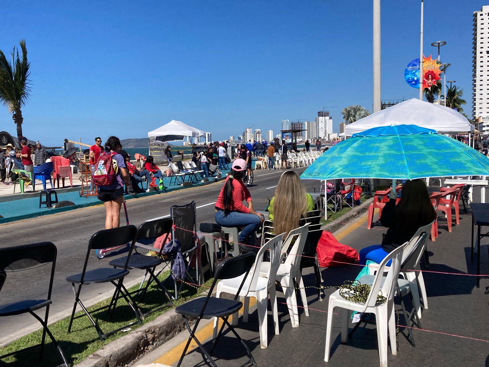 $!Llegan miles de personas al paseo costero para ver el primer desfile del Carnaval
