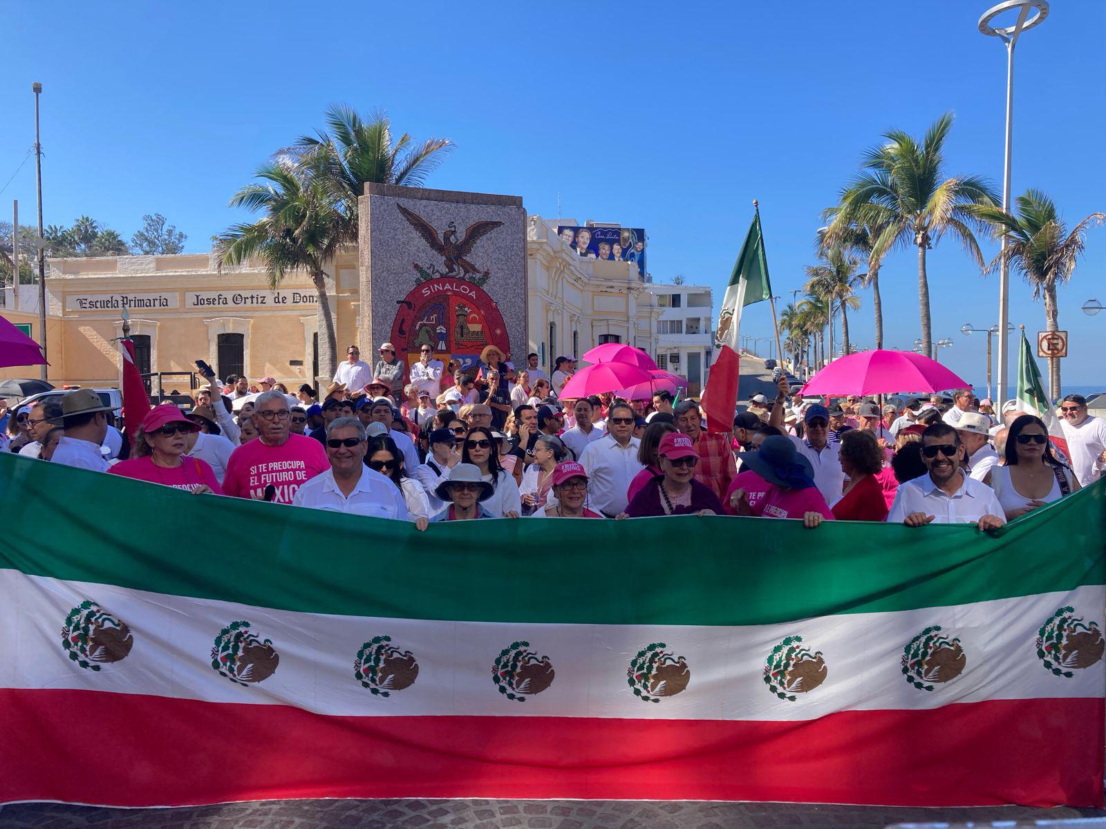$!En Mazatlán piden elecciones libres y celebran mitin en la Plazuela República