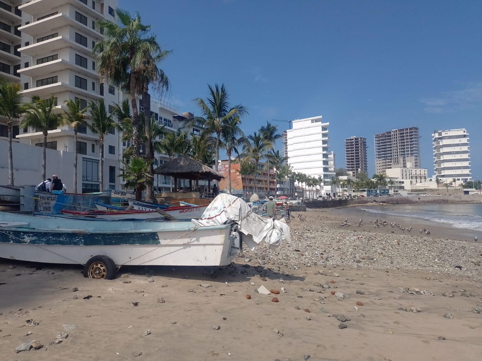 $!Marejadas en Mazatlán dañan pangas e ingresos de familias
