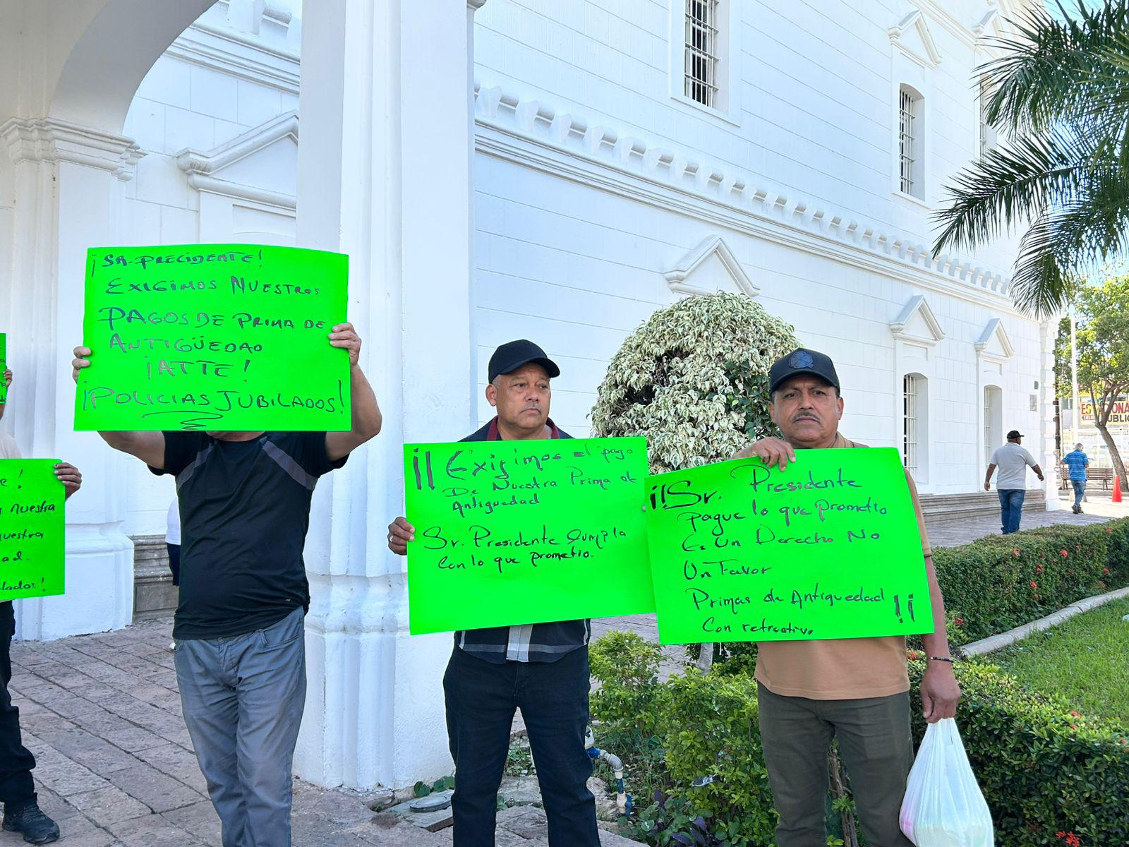 $!Policías jubilados de Culiacán se manifiestan en el Ayuntamiento por retardo en el pago de su prima de antigüedad