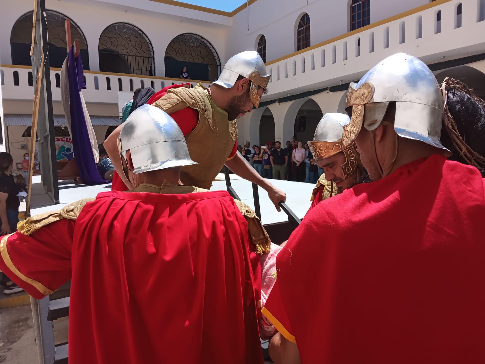 $!Mazatlecos y turistas atestiguan el Viacrucis Viviente en calles del Centro de puerto